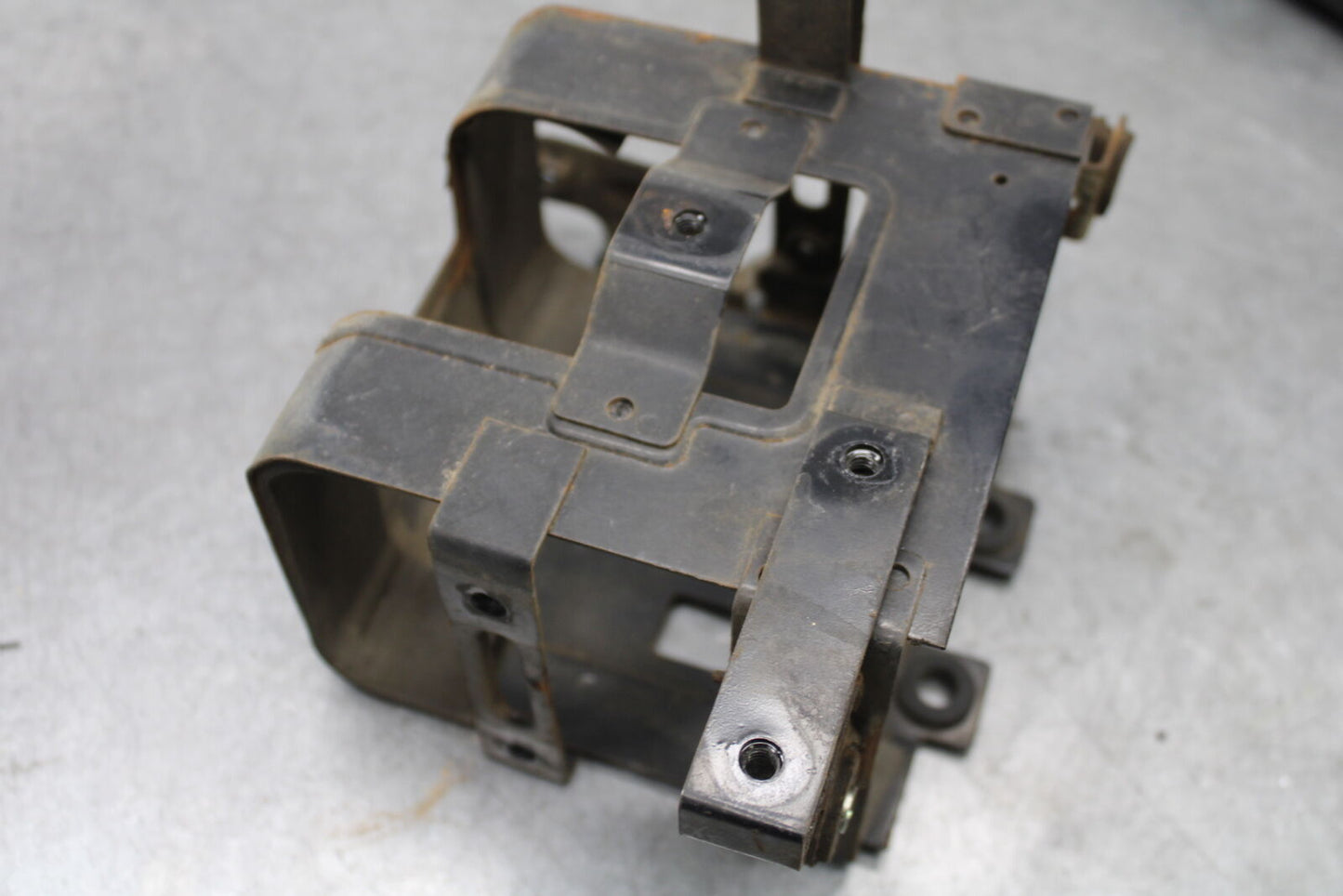 85-86 SUZUKI MADURA 1200 BATTERY TRAY BOX HOLDER BB691