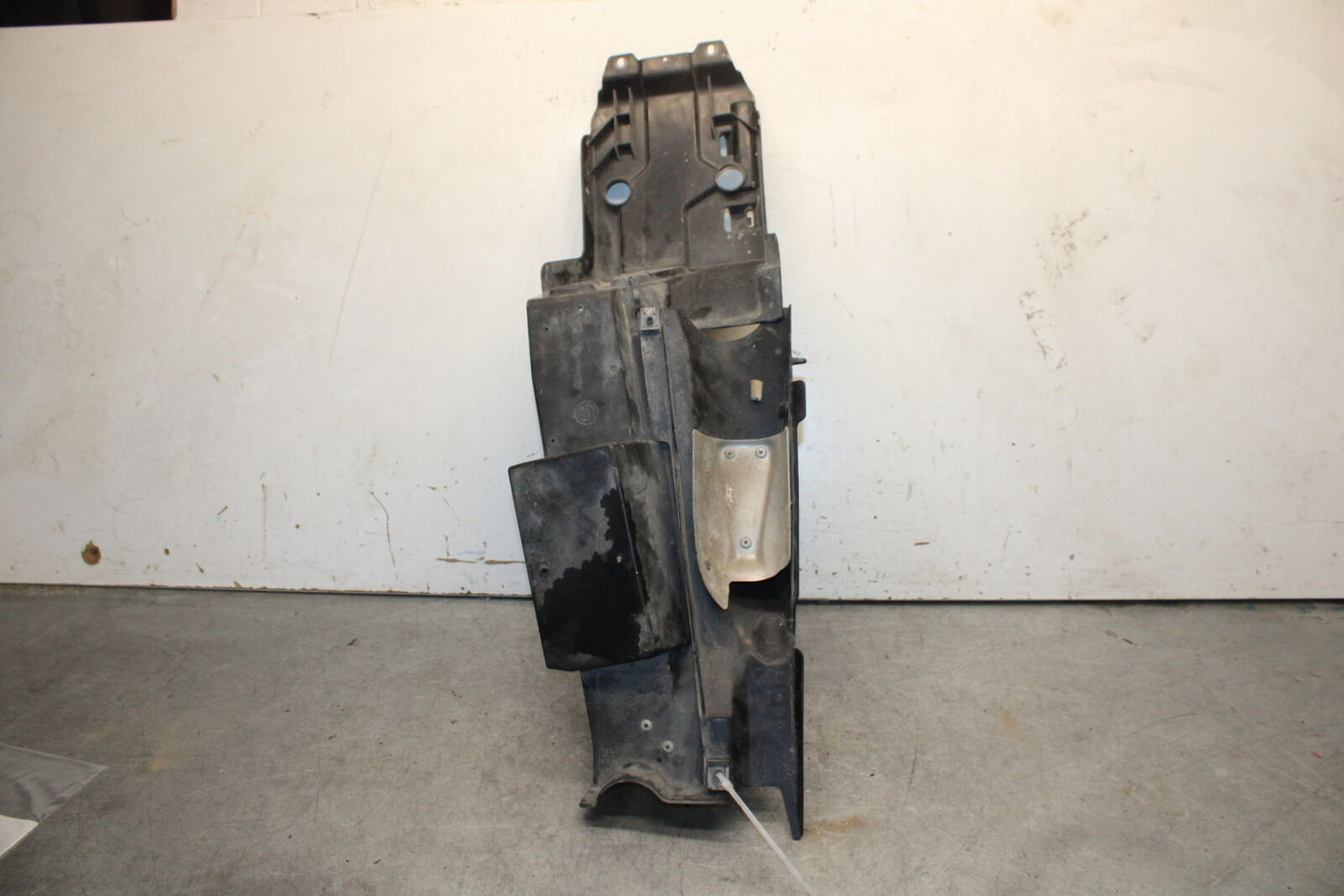 09-11 TRIUMPH DAYTONA 675 REAR BACK TAIL UNDERTAIL BATTERY TRAY PLASTIC BB652