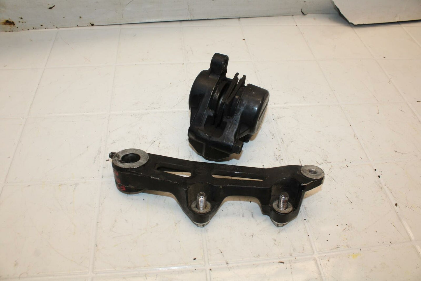 92-93 YAMAHA FJ1200A ABS REAR BACK BRAKE CALIPER W MOUNT BRACKET BB07