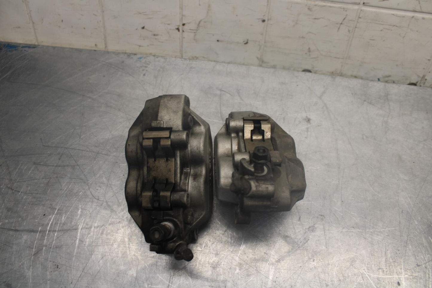 98-99 HONDA CBR900RR RIGHT LEFT FRONT BRAKE CALIPER SET PAIR CALIPERS BB458