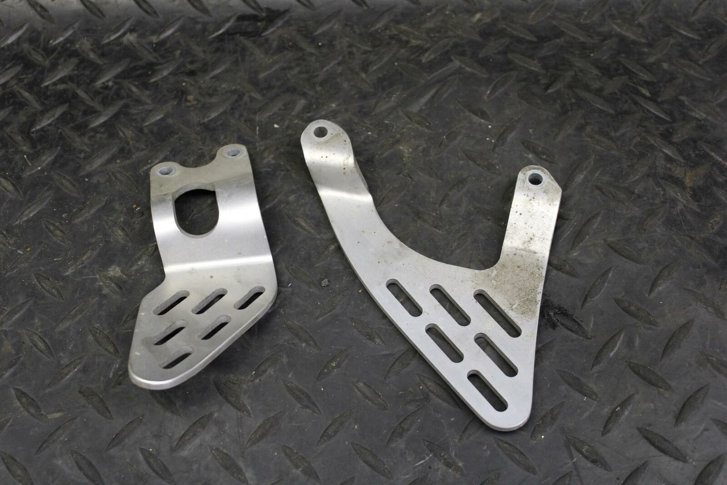 01-06 YAMAHA YZF R6S REARSET REAR SET HEEL GUARD COVER bb169