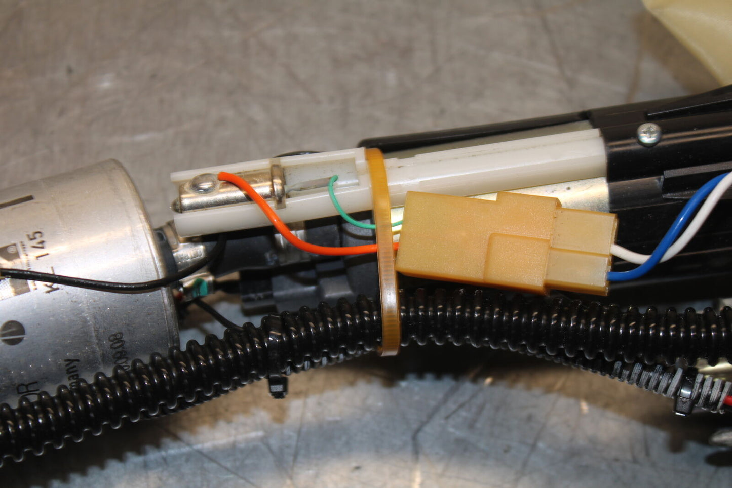 09-11 DUCATI STREETFIGHTER FUEL PUMP GAS PETROL SENDER UNIT BB705