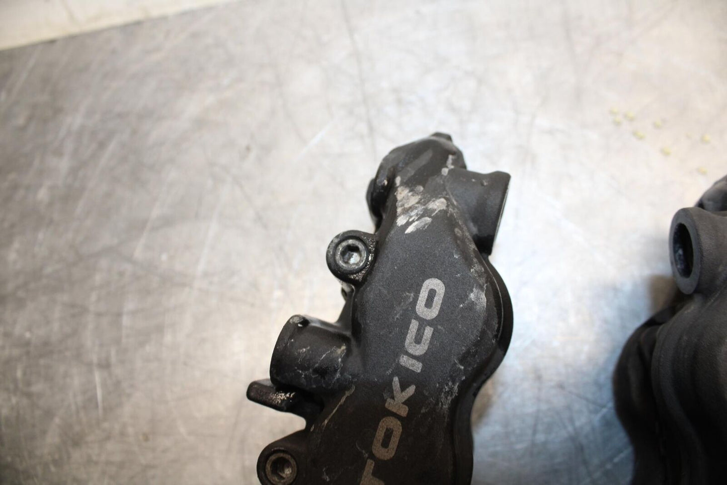 05-06 HONDA CBR600RR RIGHT LEFT FRONT BRAKE CALIPER SET PAIR CALIPERS BB479