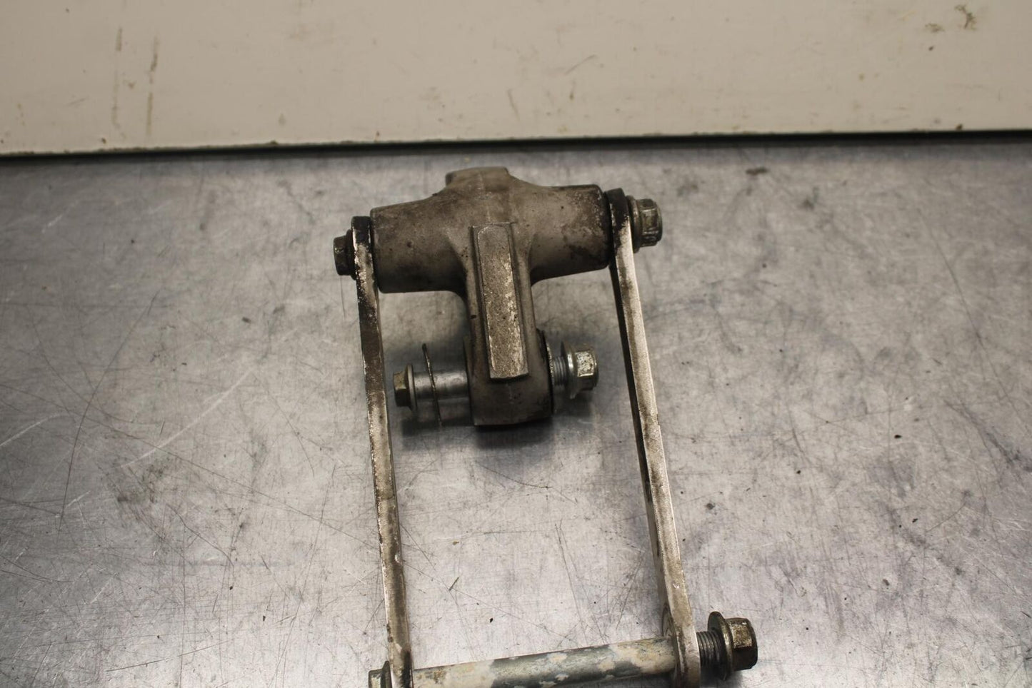 04-05 SUZUKI GSXR750 REAR DOGBONE SHOCK LINKAGE LINK 62600-35880 BB81