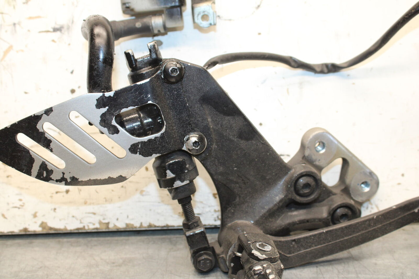 06-07 SUZUKI GSXR 600 RIGHT REARSET REAR SET DRIVER FOOT PEG REST STOP BB737