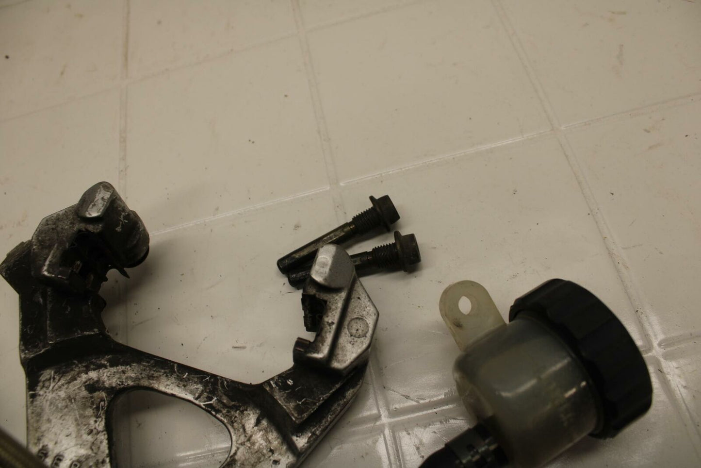 99-00 YAMAHA YZF R6 REAR BRAKE CALIPER BRACKET BREMBO BB04