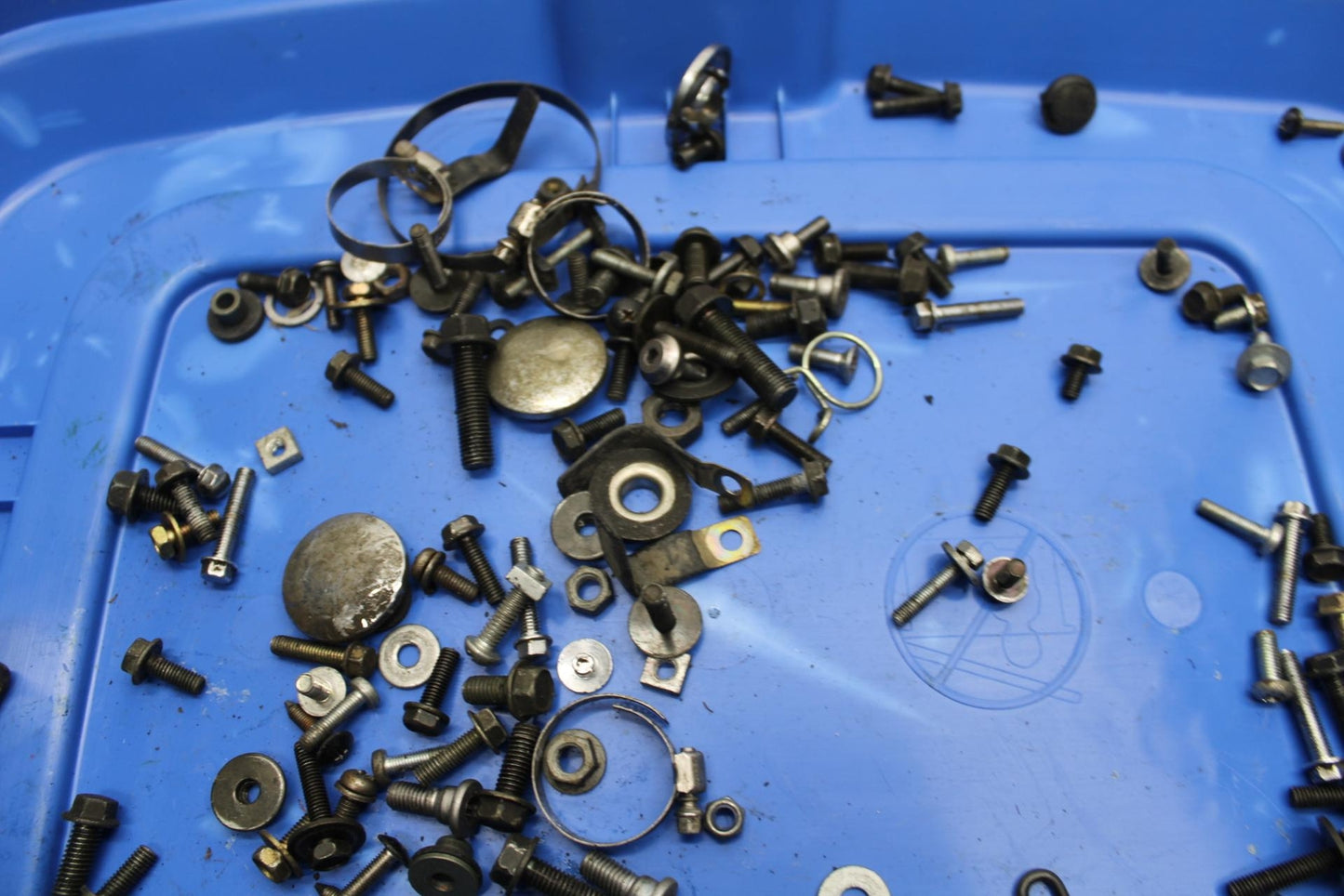 00-01 KAWASAKI ZZR600 LEFTOVER MOUNTING BOLTS HARDWARE MOTOR SCREWS BB31