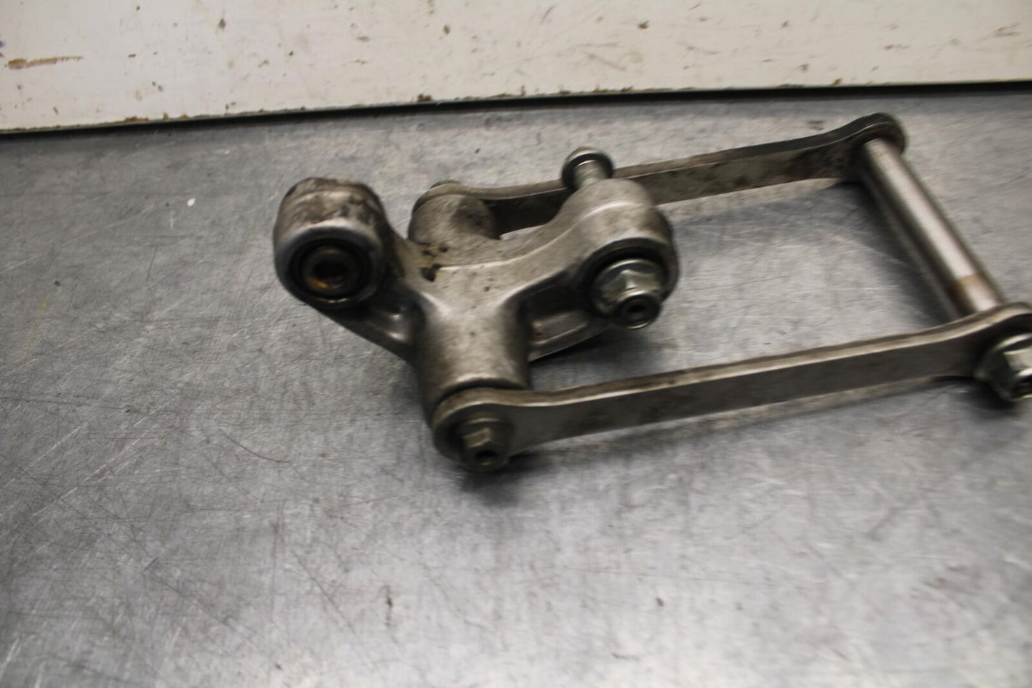 01 SUZUKI GSXR1000 REAR DOGBONE SHOCK LINKAGE LINK 62600-35870 BB100