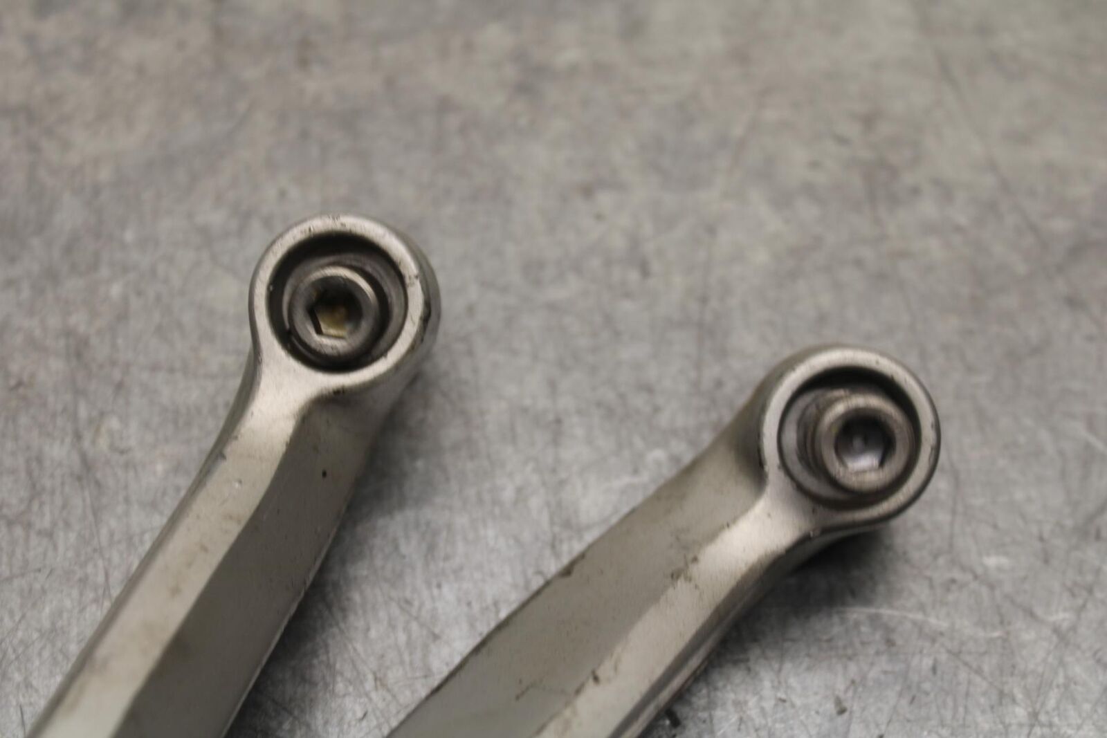 01 SUZUKI GSXR1000 RIGHT REAR BACK PASSENGER PEG BRACKET BB100