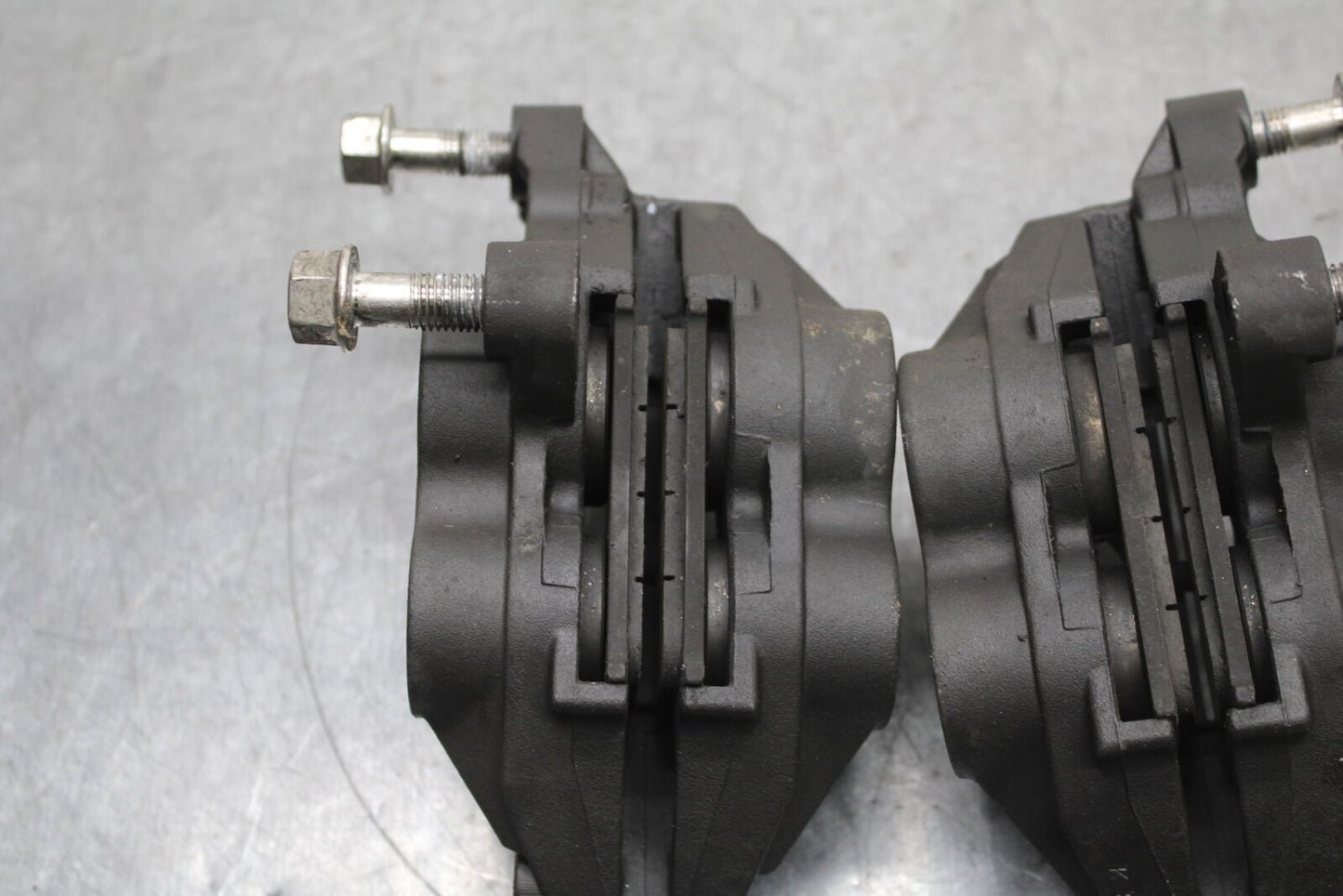 03-04 TRIUMPH DAYTONA 600 RIGHT LEFT FRONT BRAKE CALIPER SET PAIR CALIPERS BB745