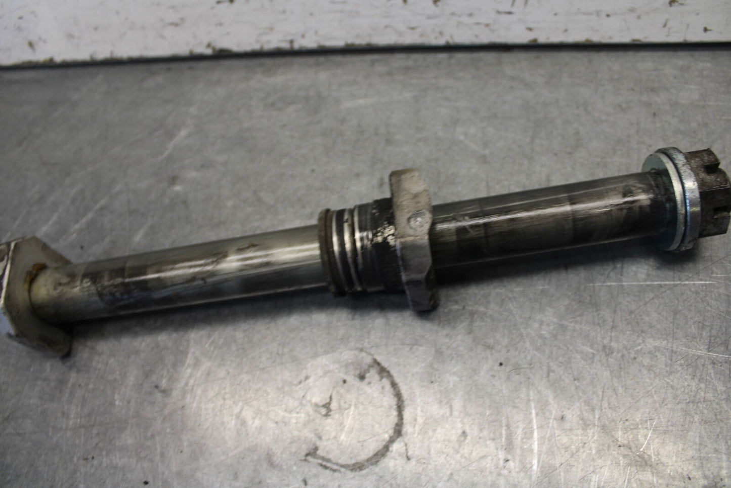 04 SUZUKI GSXR600 REAR AXLE BACK WHEEL RIM PIVOT BOLT AXEL 64711-33E10 BB676