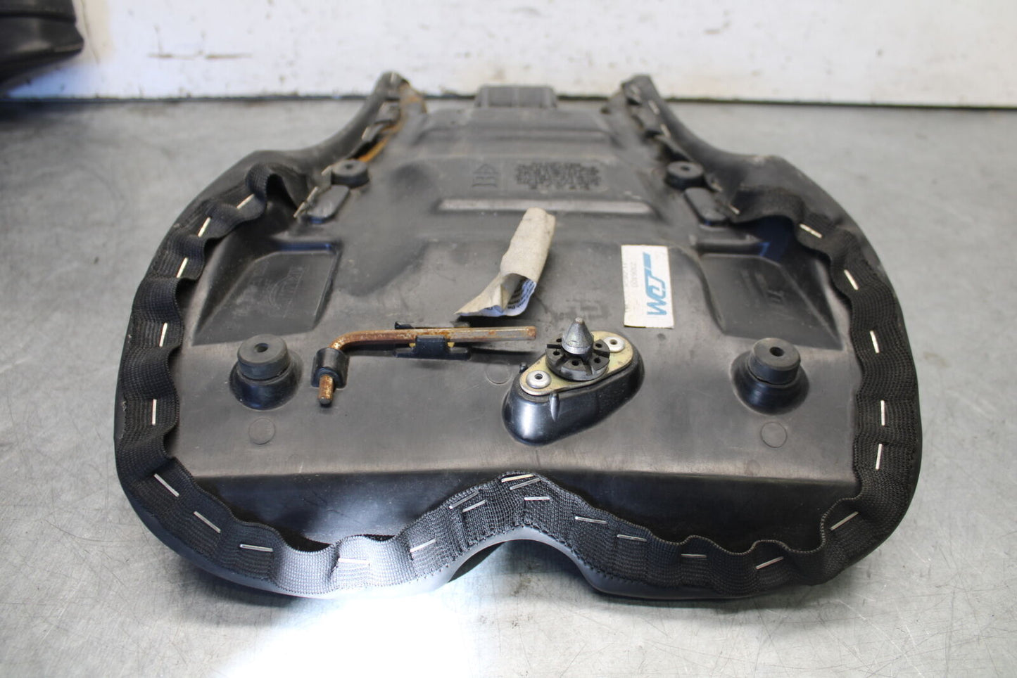 07-08 TRIUMPH DAYTONA 675 FRONT DRIVERS SEAT PAD SADDLE PILLION T2306512 BB685