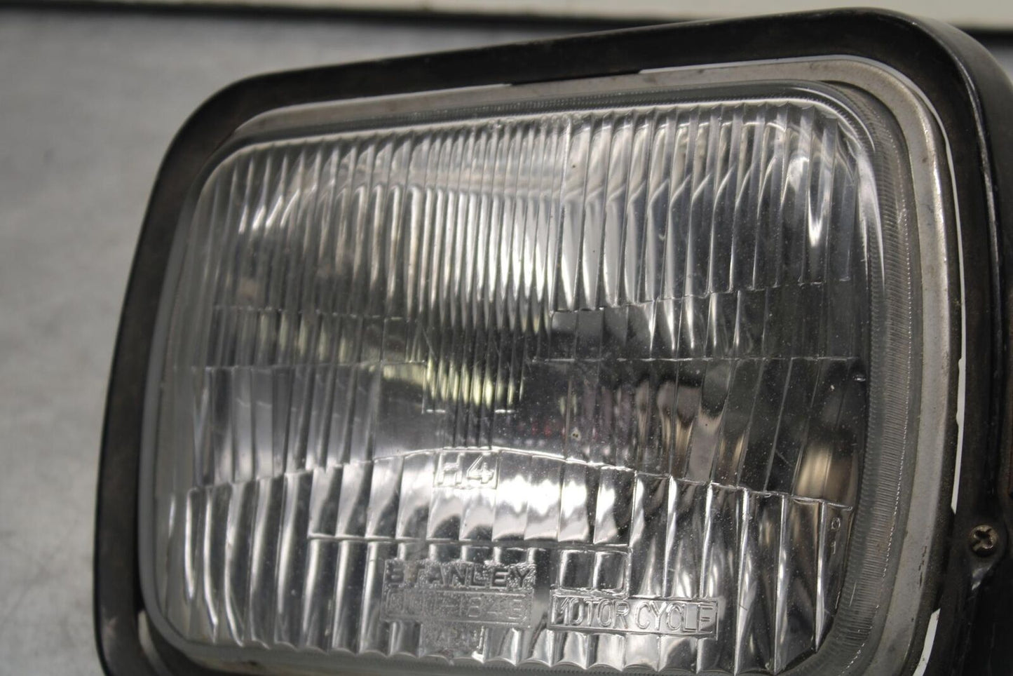 84-86 KAWASAKI GPZ900 FRONT HEADLIGHT HEAD LIGHT LAMP BB84