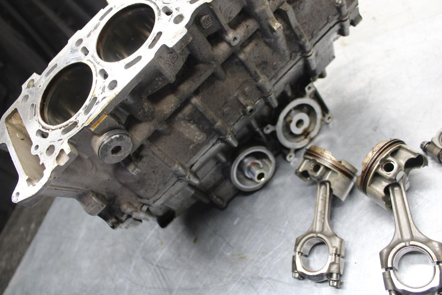 04-05 SUZUKI GSXR600 ENGINE MOTOR CRANKCASE CRANK CASES BLOCK 11301-29861 BB329