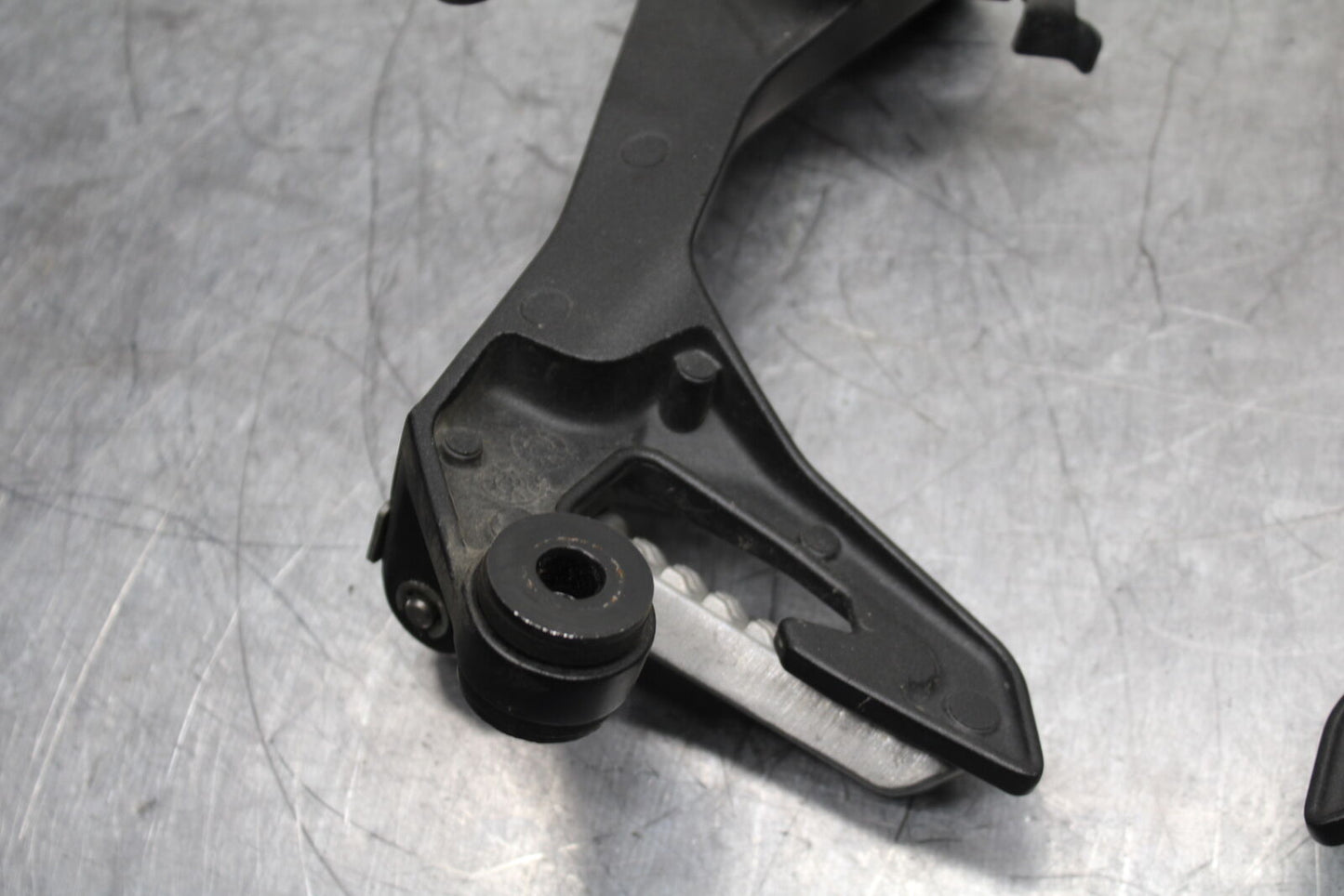 19-22 KAWASAKI Z400 REAR BACK PASSENGER PEG SET PAIR BB738
