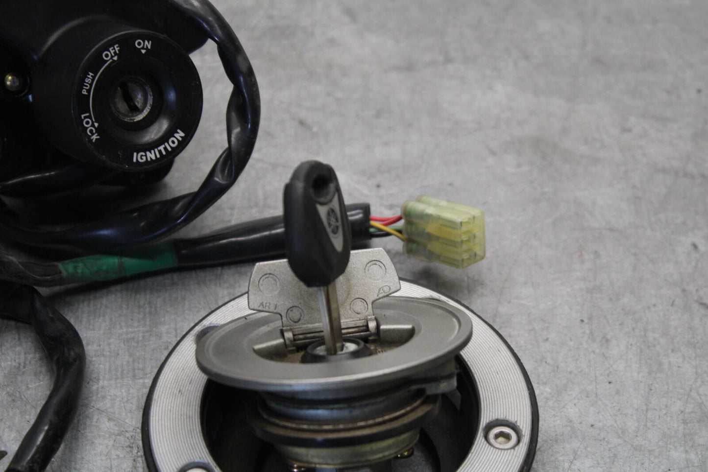 04-06 YAMAHA YZF R1 ECU IGNITION LOCK KEY SET W/ GAS CAP AND SEAT LOCK BB659