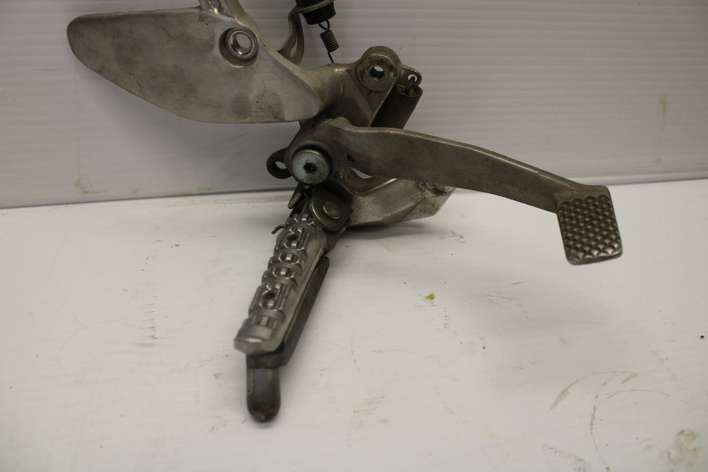 96 YAMAHA YZF750R RIGHT REARSET BRAKE DRIVER FOOT PEG REST STOP BB237