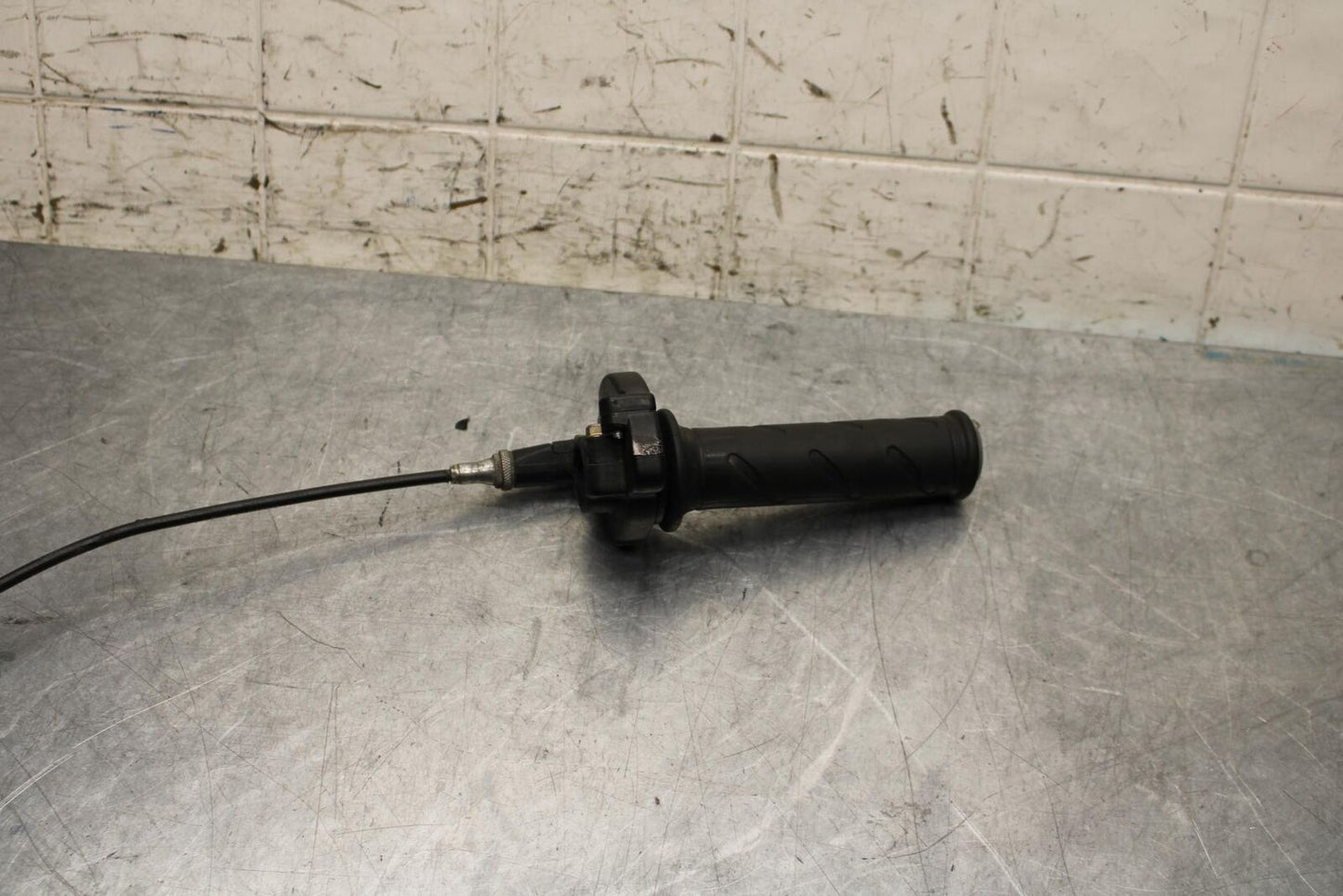 2005 Ducati Monster S2R RIGHT THROTTLE GRIP BB557