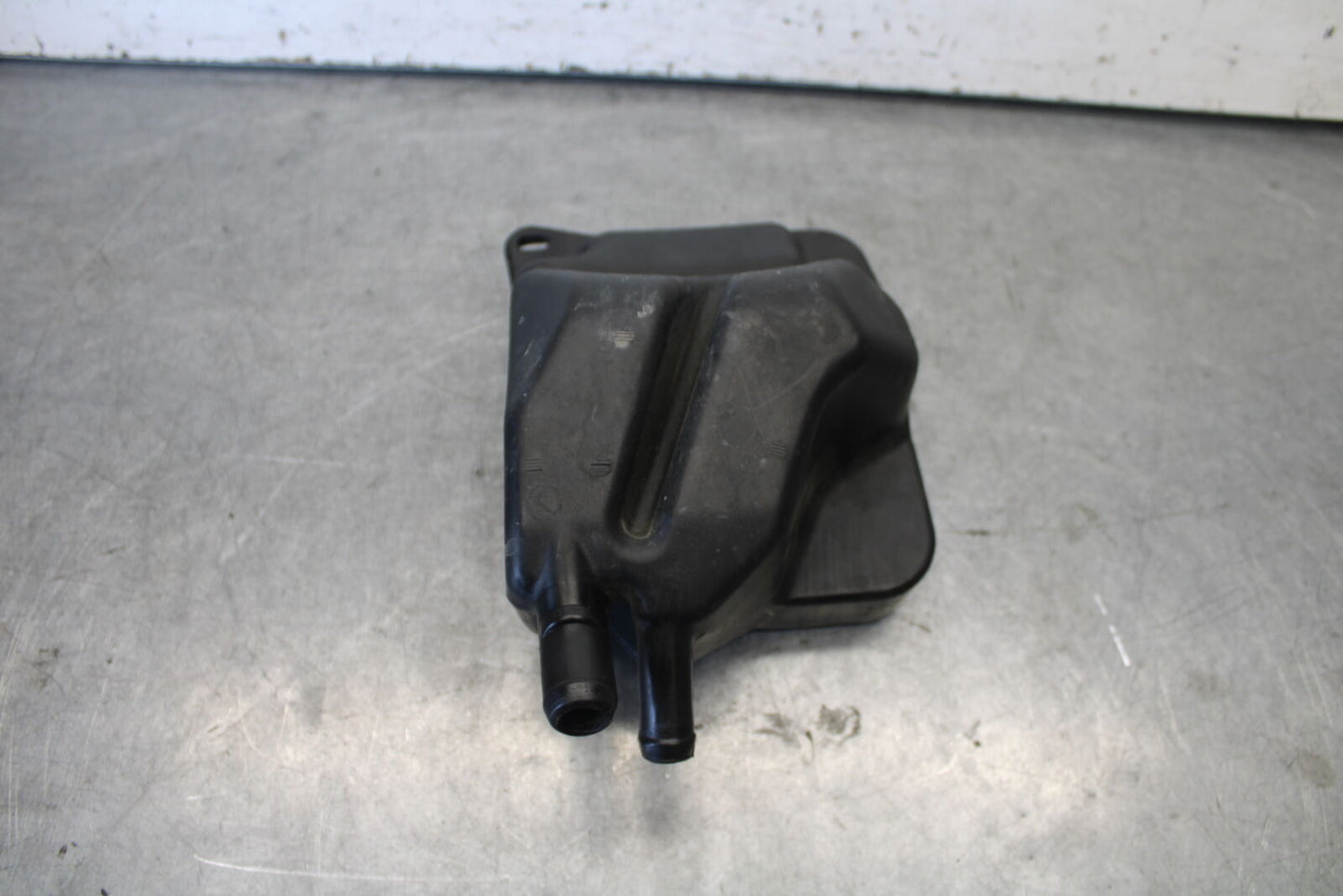 06-07 DUCATI MONSTER 695 OIL BREATHER TANK BB674