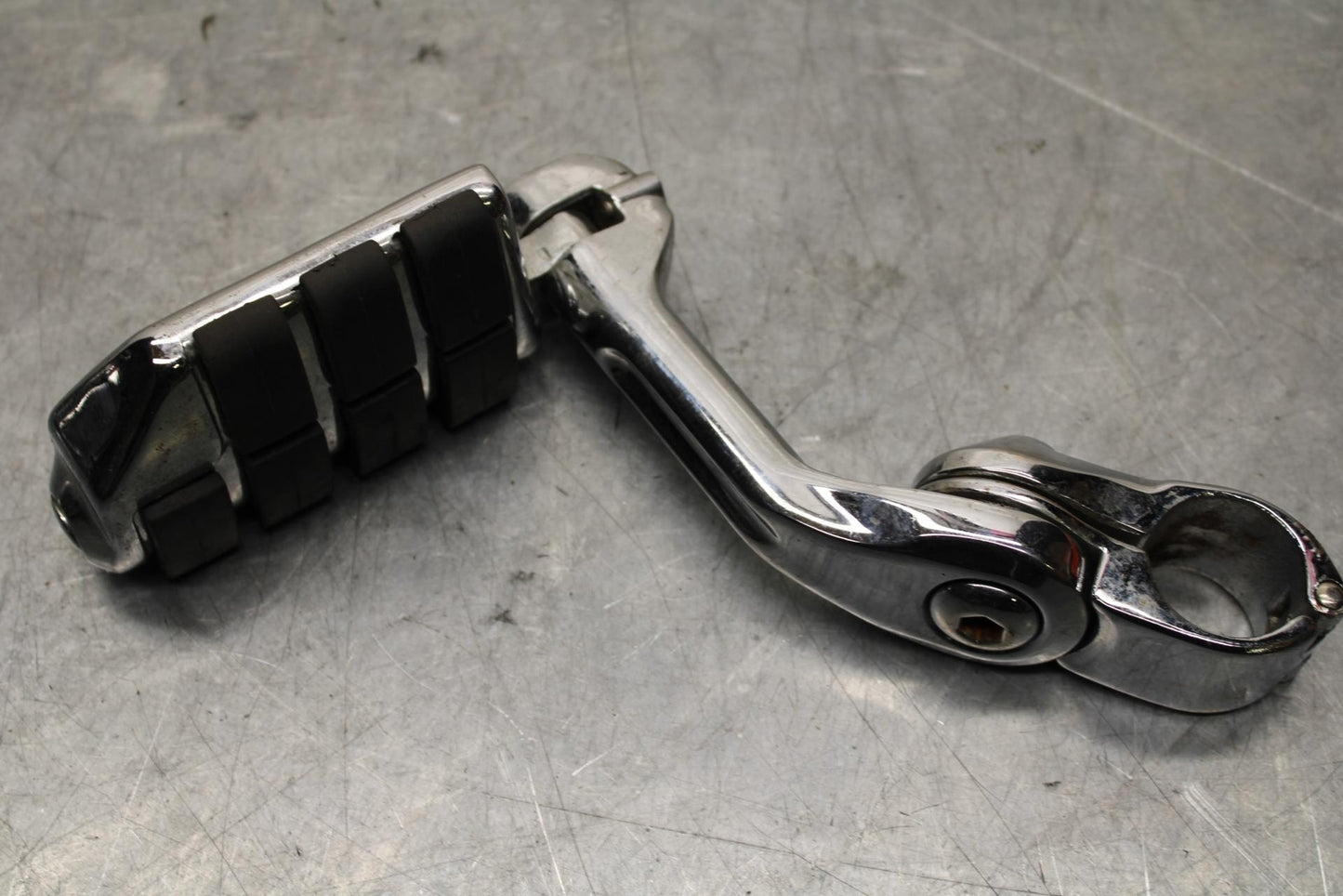 2005 Kawasaki Vulcan 1600 VN1600D Nomad REAR PASSENGER FOOT STEP PEG BB556