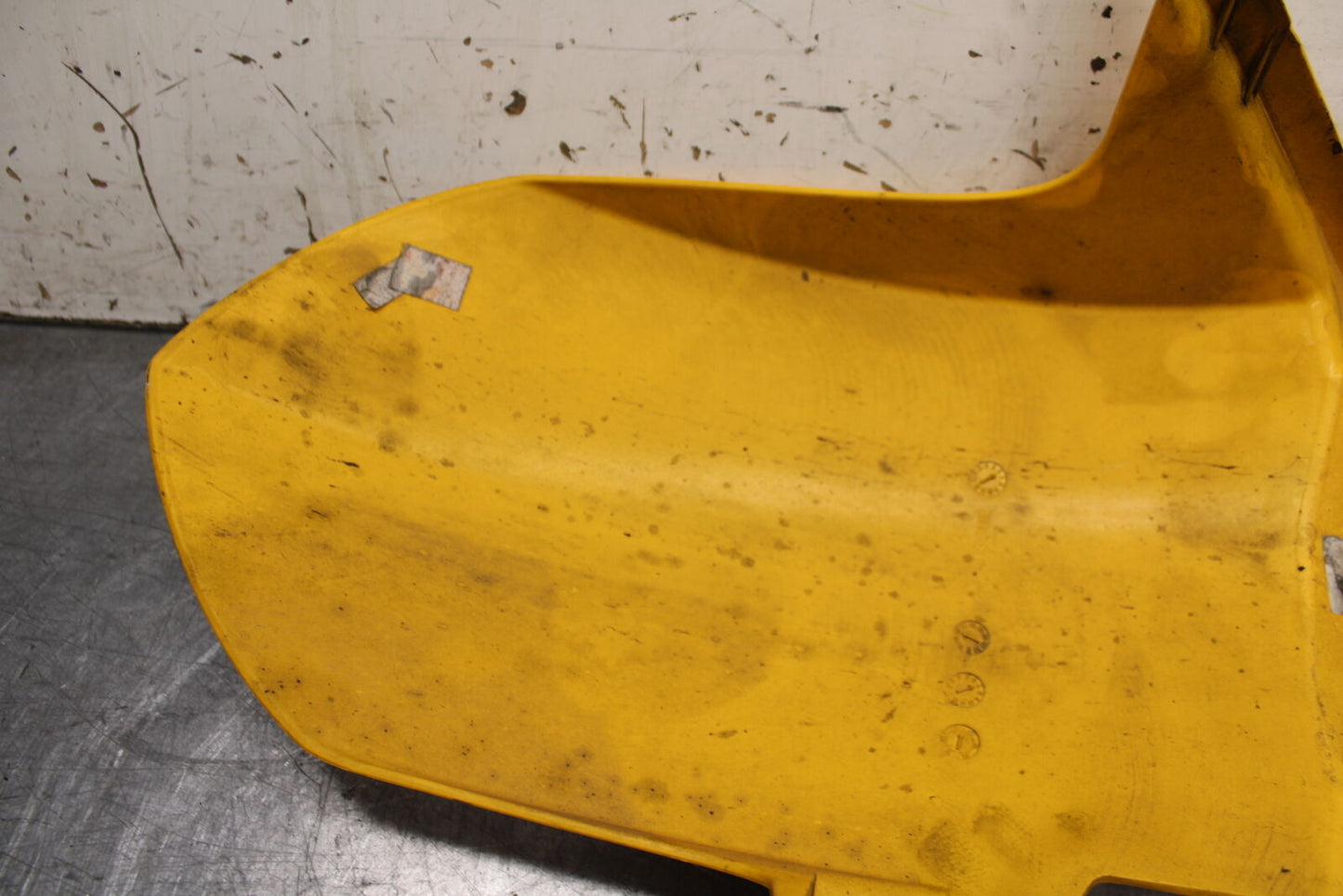 03-04 TRIUMPH DAYTONA 600 REAR BACK WHEEL TIRE HUGGER FENDER BB745