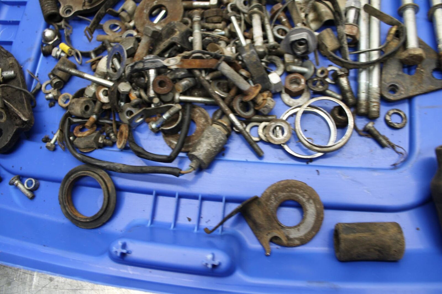 75 SUZUKI GT 550 LEFTOVER MOUNTING BOLTS HARDWARE MOTOR SCREWS BB72