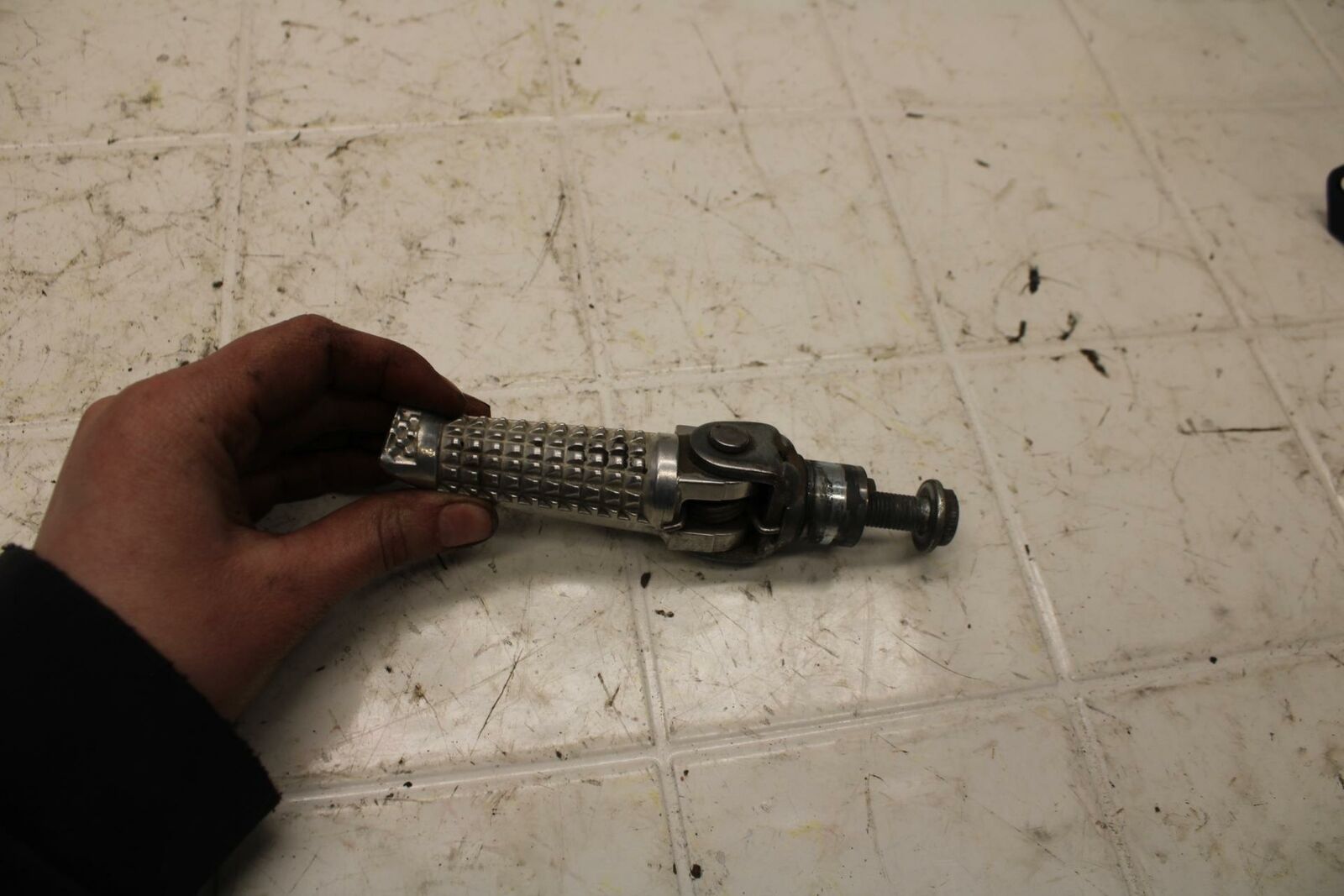 01-02 SUZUKI GSXR750 LEFT REAR BACK PASSENGER PEG BB15