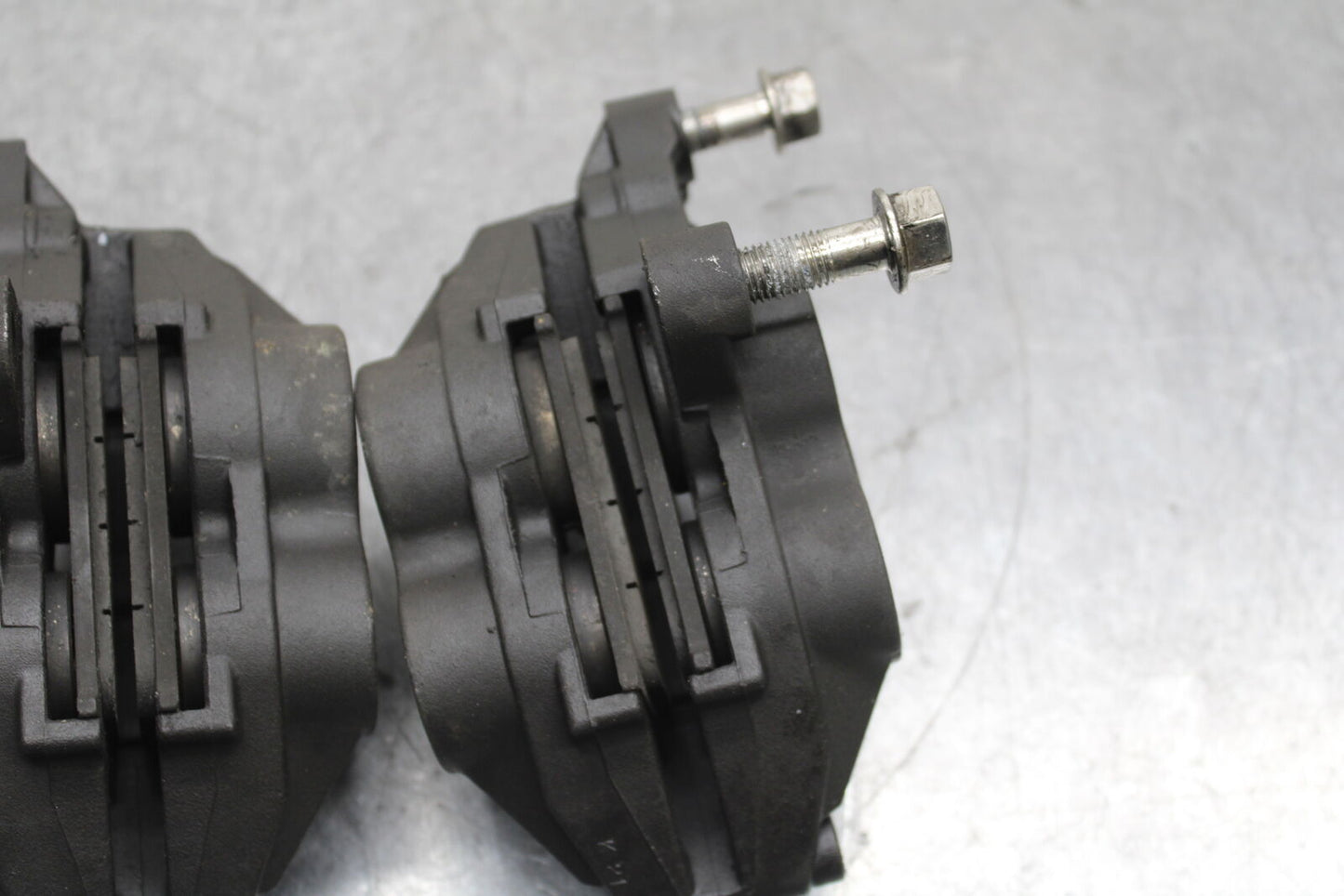 03-04 TRIUMPH DAYTONA 600 RIGHT LEFT FRONT BRAKE CALIPER SET PAIR CALIPERS BB745