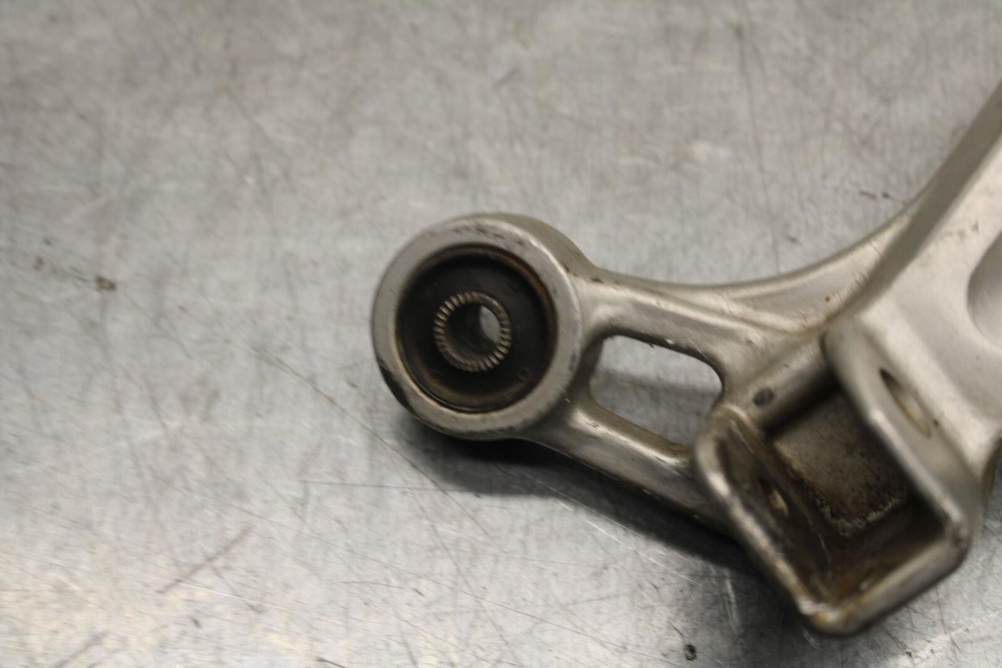 01 SUZUKI GSXR1000 RIGHT REAR BACK PASSENGER PEG BRACKET BB100