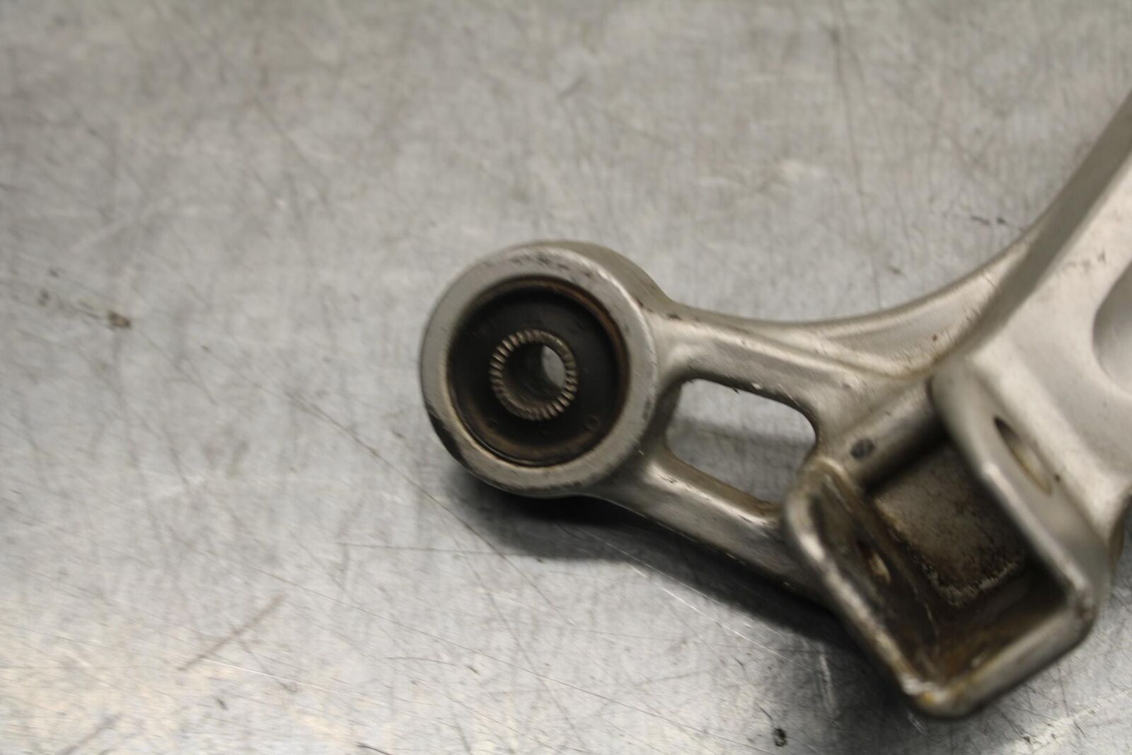 01 SUZUKI GSXR1000 RIGHT REAR BACK PASSENGER PEG BRACKET BB100