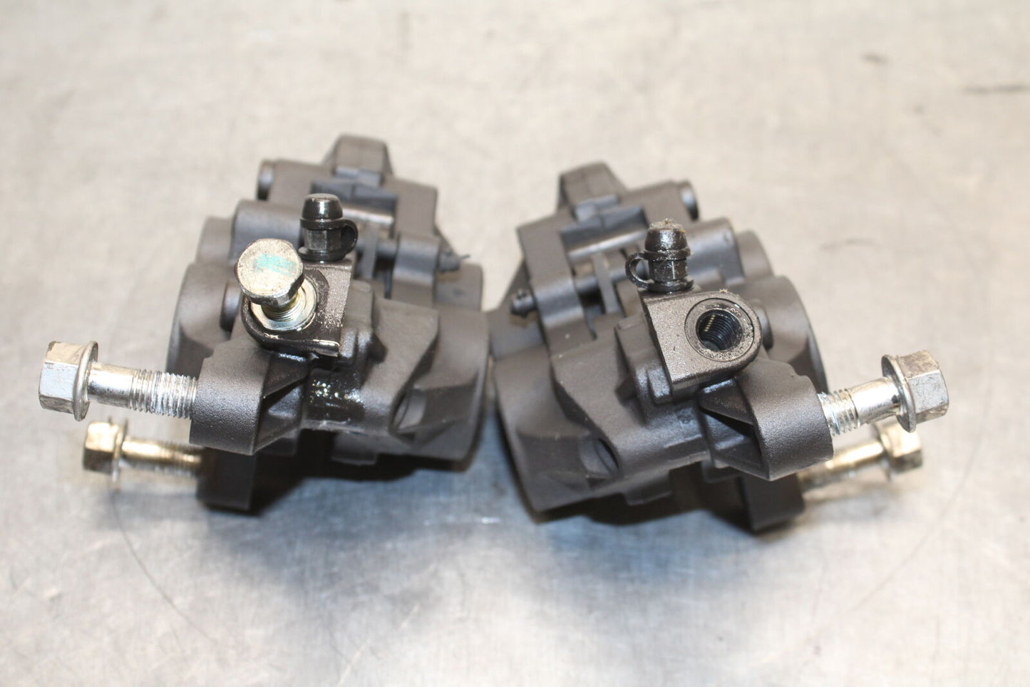 03-04 TRIUMPH DAYTONA 600 RIGHT LEFT FRONT BRAKE CALIPER SET PAIR CALIPERS BB745