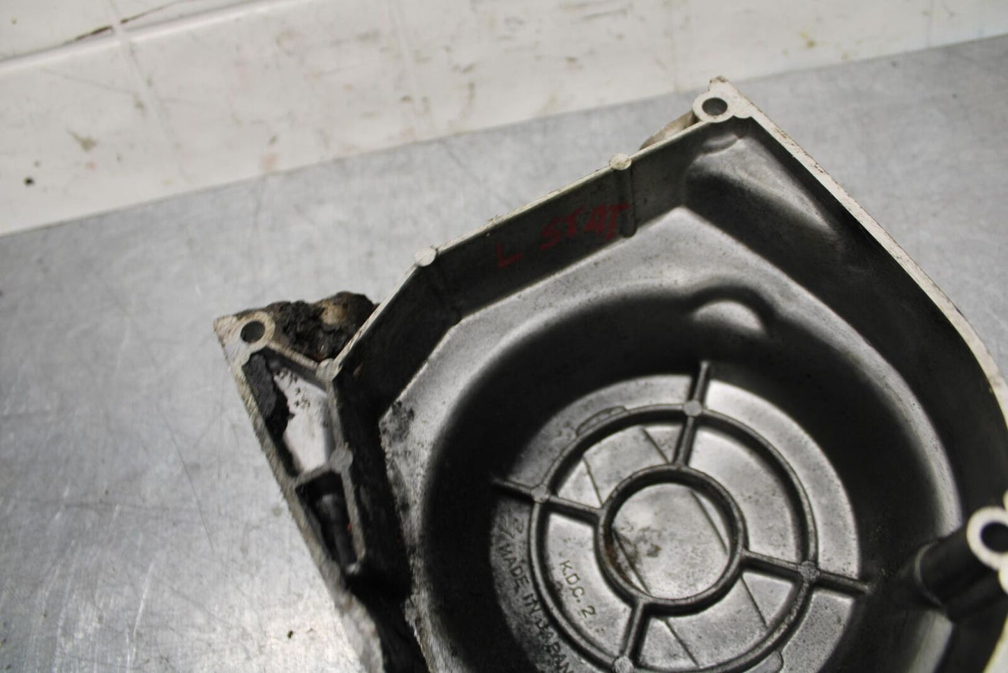 75 SUZUKI GT 550 STATOR MAGNETO ALTERNATOR GENERATOR COVER BB72