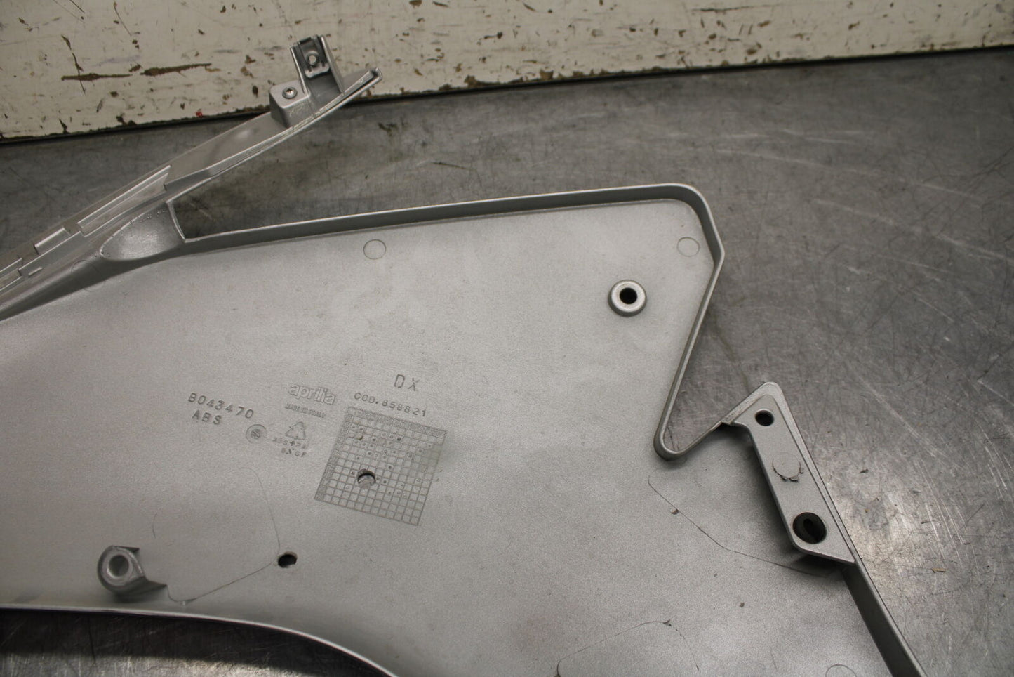 15-19 APRILIA RSV4 RF RIGHT MID UPPER SIDE FAIRING COWL PLASTIC BB611