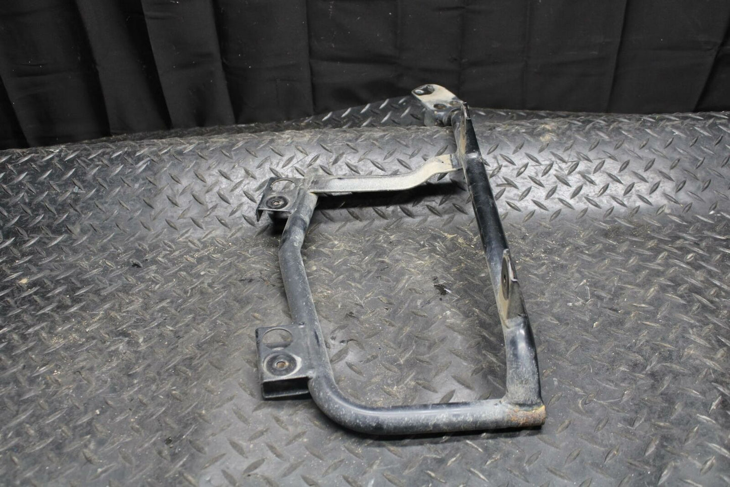 02 YAMAHA V STAR 1100 SADDLEBAG RIGHT CASE MOUNTING BRACKET MOUNT BB199