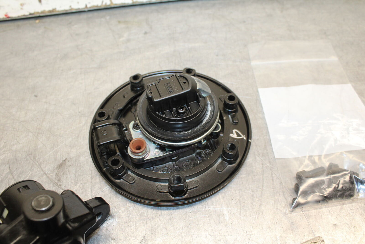 17-24 KTM 390 DUKE IGNITION LOCK KEY SET W/ GAS CAP AND SEAT LOCK BB734