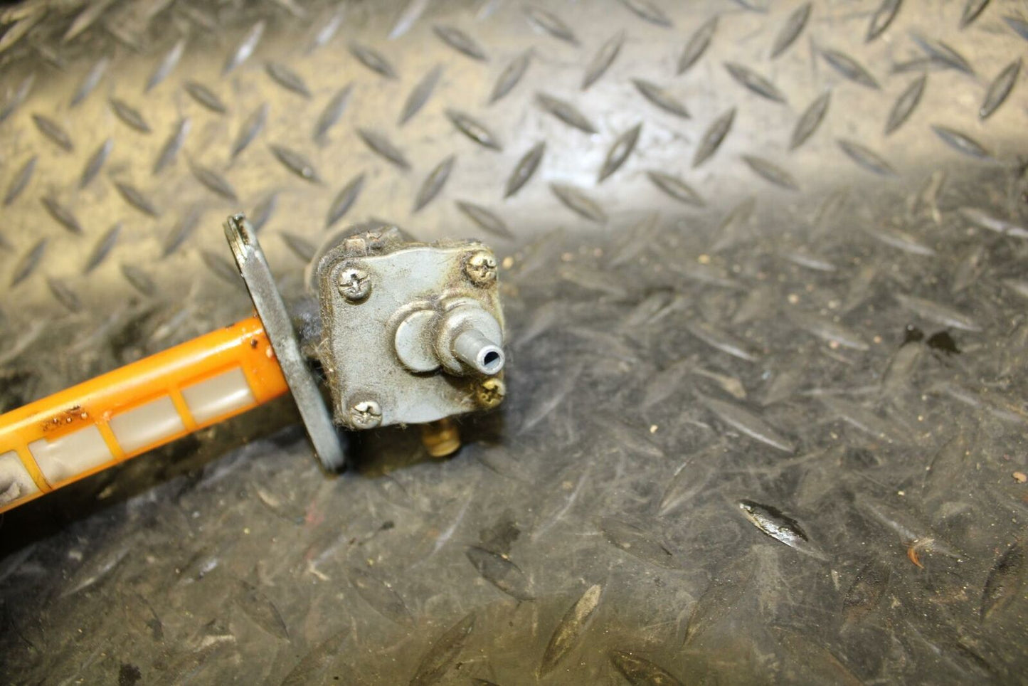 05-06 SUZUKI KATANA 750 GSX750F FUEL GAS TANK PETCOCK SHUT ON OFF VALVE bb166