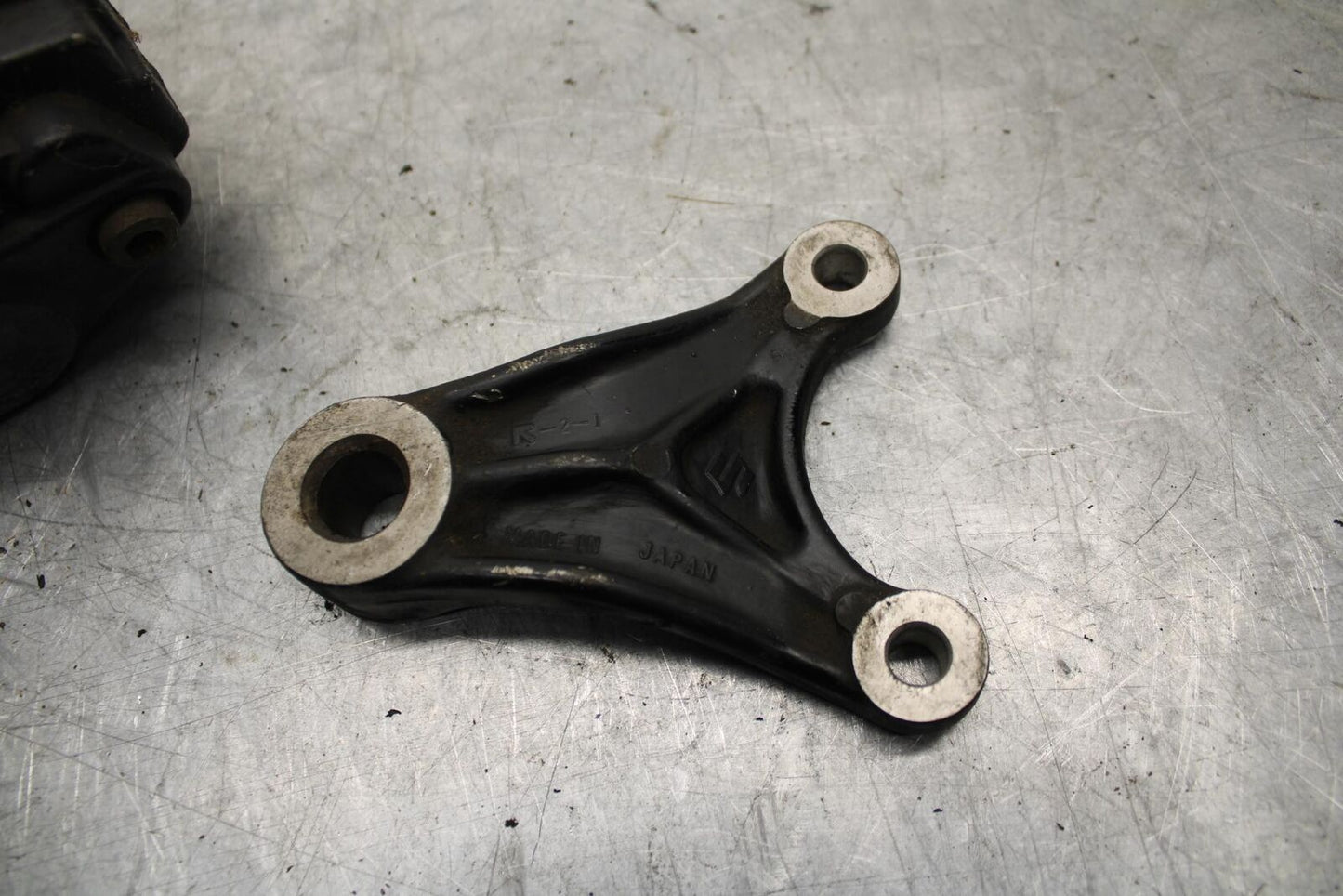 82-83 SUZUKI GS1100GL REAR BACK BRAKE CALIPER W MOUNT BRACKET BB30
