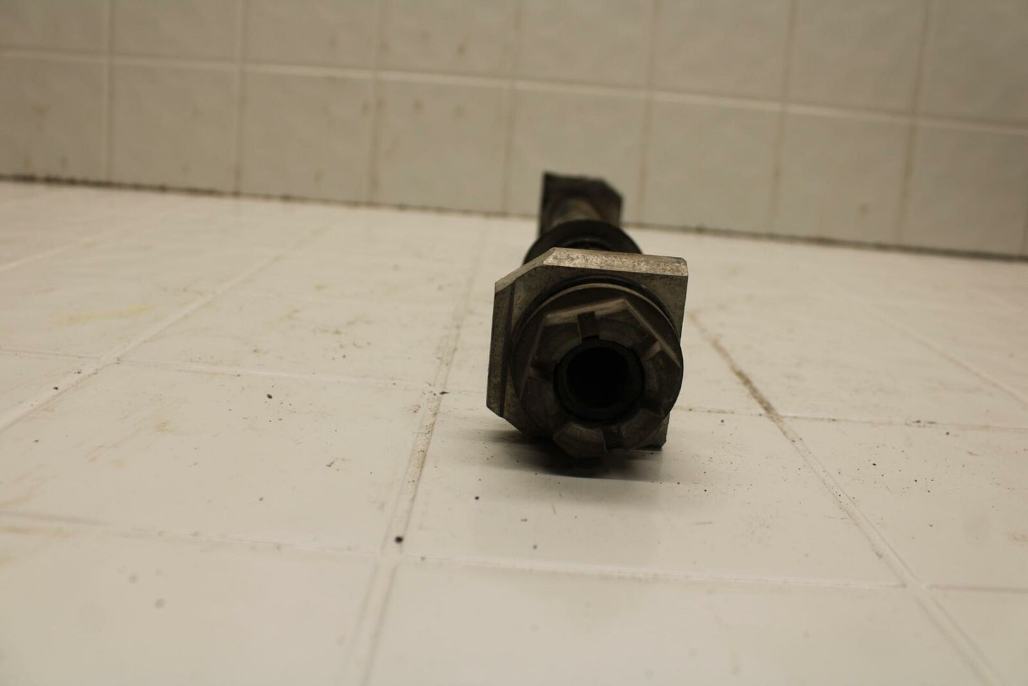 01-02 SUZUKI GSXR750 REAR AXLE BACK WHEEL RIM PIVOT BOLT AXEL BB402