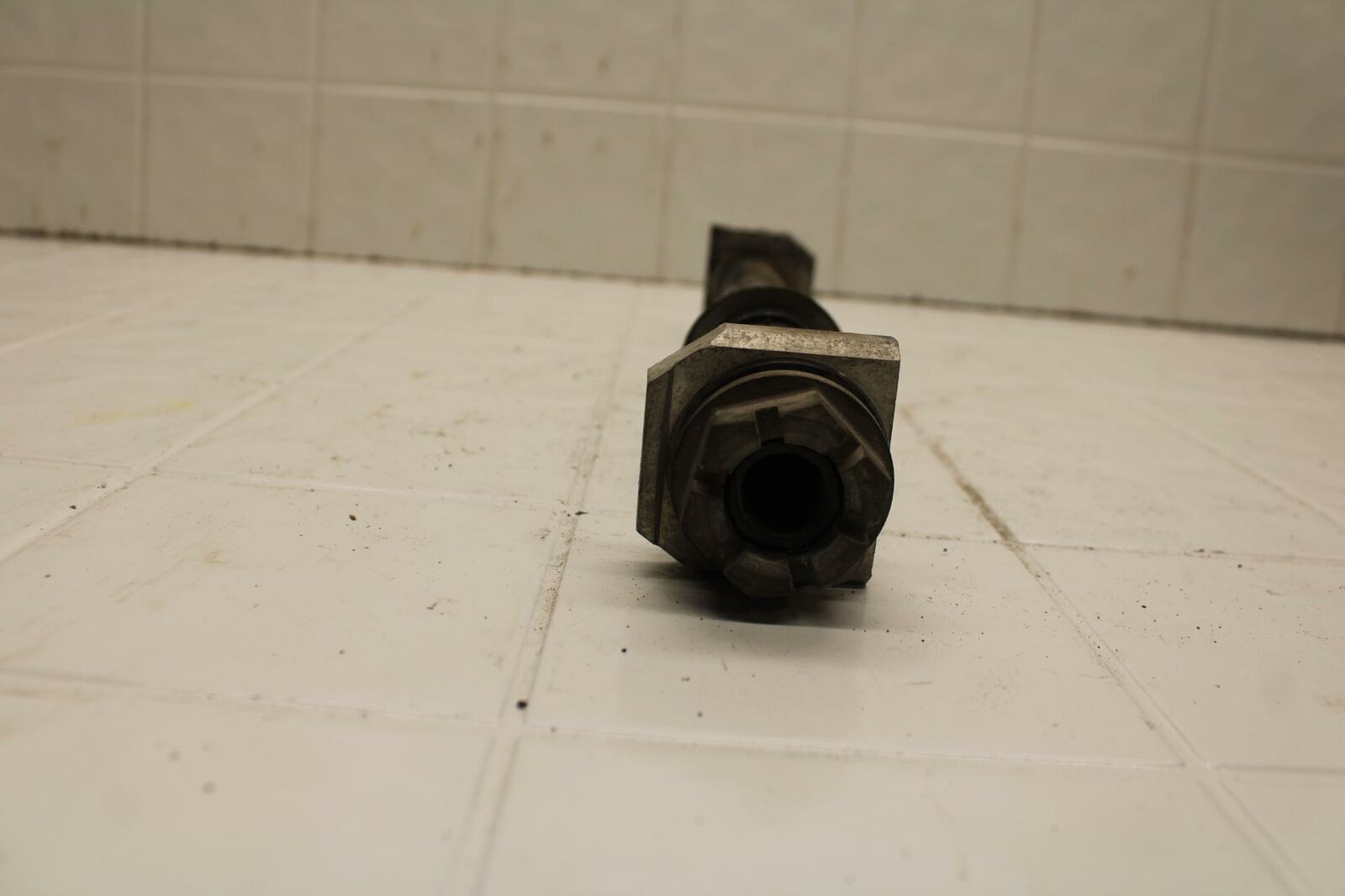 01-02 SUZUKI GSXR750 REAR AXLE BACK WHEEL RIM PIVOT BOLT AXEL BB402