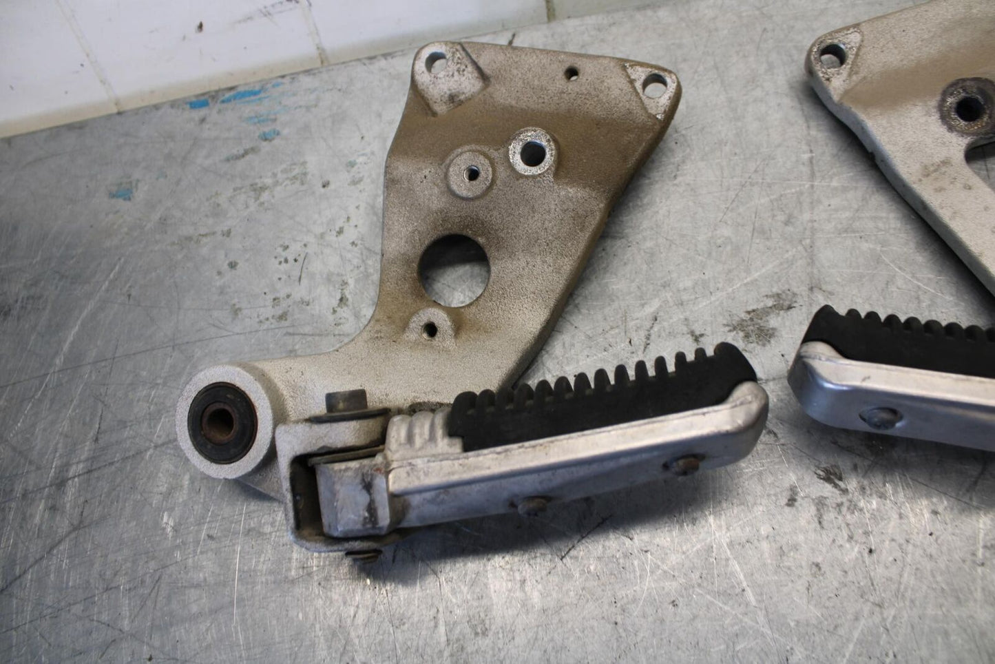 91-92 SUZUKI GSXR1100 GSXR 1100M REAR BACK PASSENGER PEG SET PAIR BB435