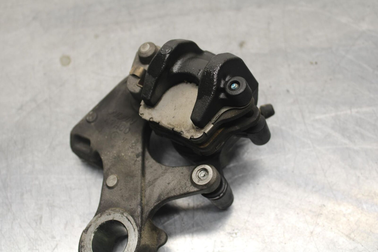 2011 Suzuki GSXR600 REAR BRAKE CALIPER W MOUNT BRACKET 69100-47H10-999 BB605