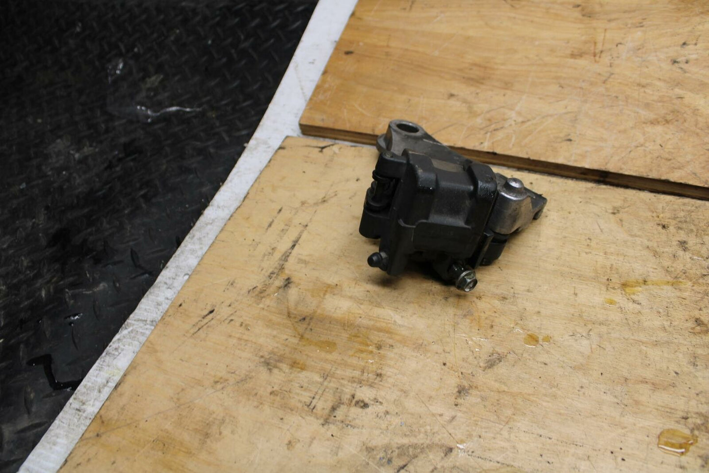 02-03 SUZUKI VSTROM 1000 REAR BACK BRAKE CALIPER W MOUNT BRACKET BB331