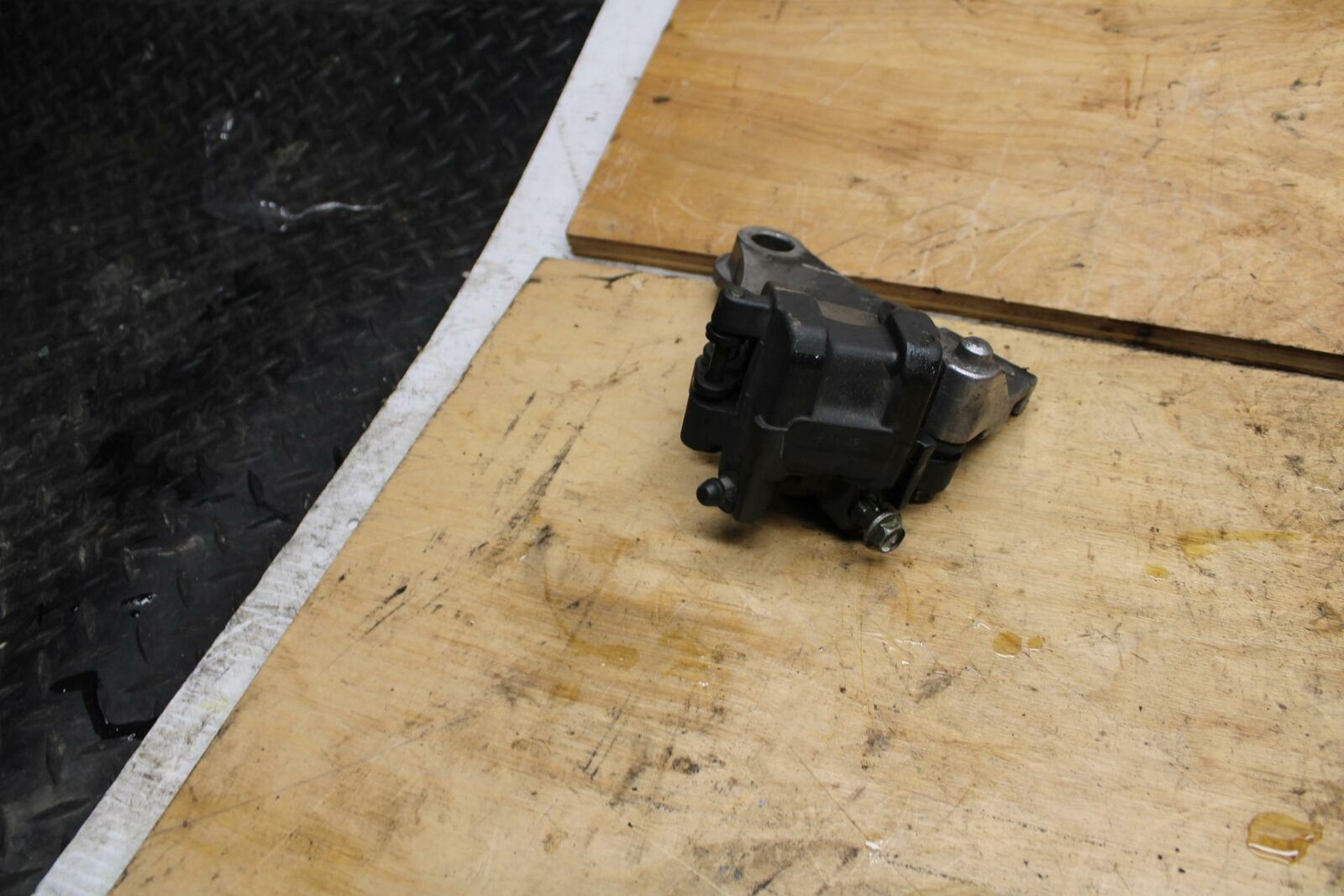 02-03 SUZUKI VSTROM 1000 REAR BACK BRAKE CALIPER W MOUNT BRACKET BB331