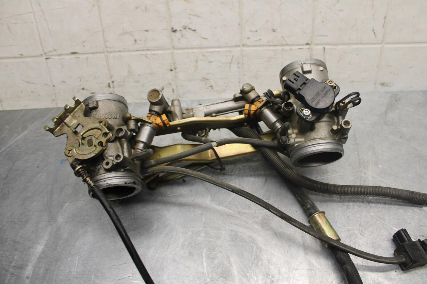 1998 Suzuki TL1000S MAIN FUEL INJECTORS / THROTTLE BODIES