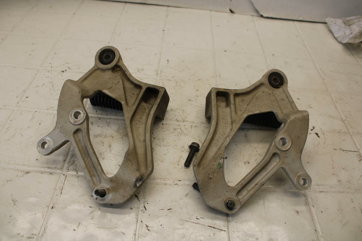 93-96 SUZUKI GSXR1100W REAR BACK PASSENGER PEG SET PAIR BB12 #B