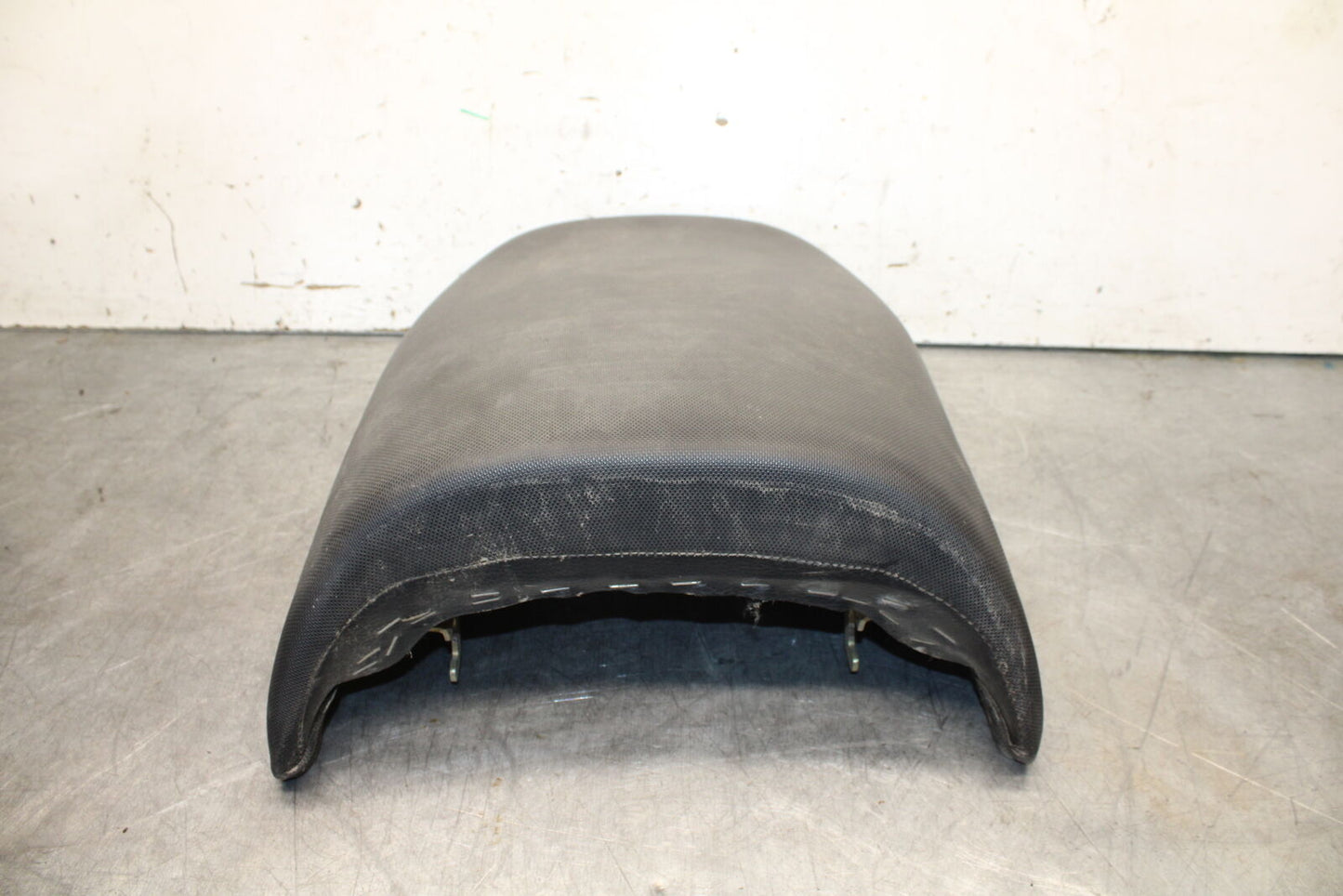 01-06 TRIUMPH TIGER 955I REAR BACK PASSENGER TANDEM SEAT PAD SADDLE BB693