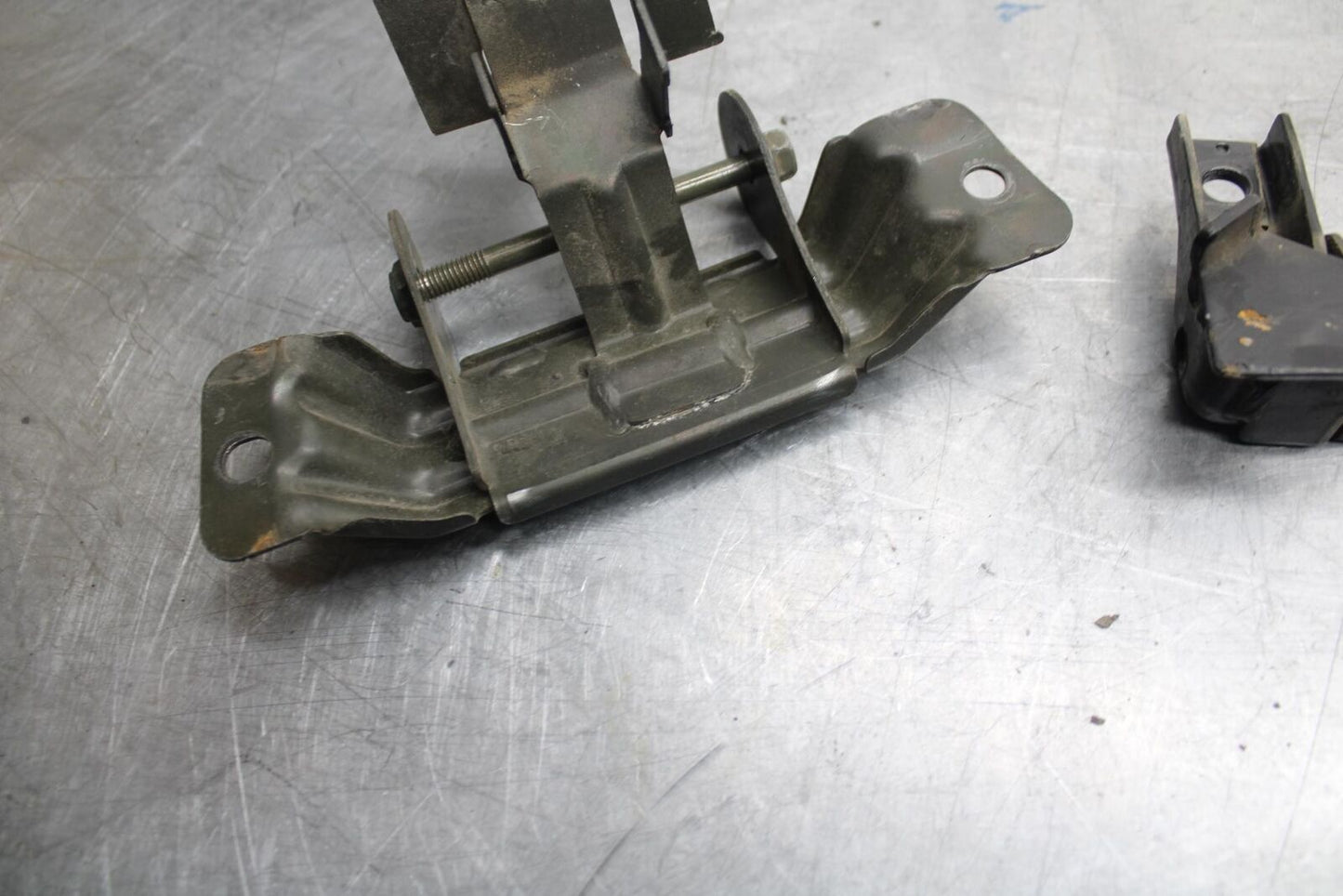 1998 Suzuki TL1000S GAS TANK FUEL CELL PETROL RESERVOIR BRACKET MOUNT BB508