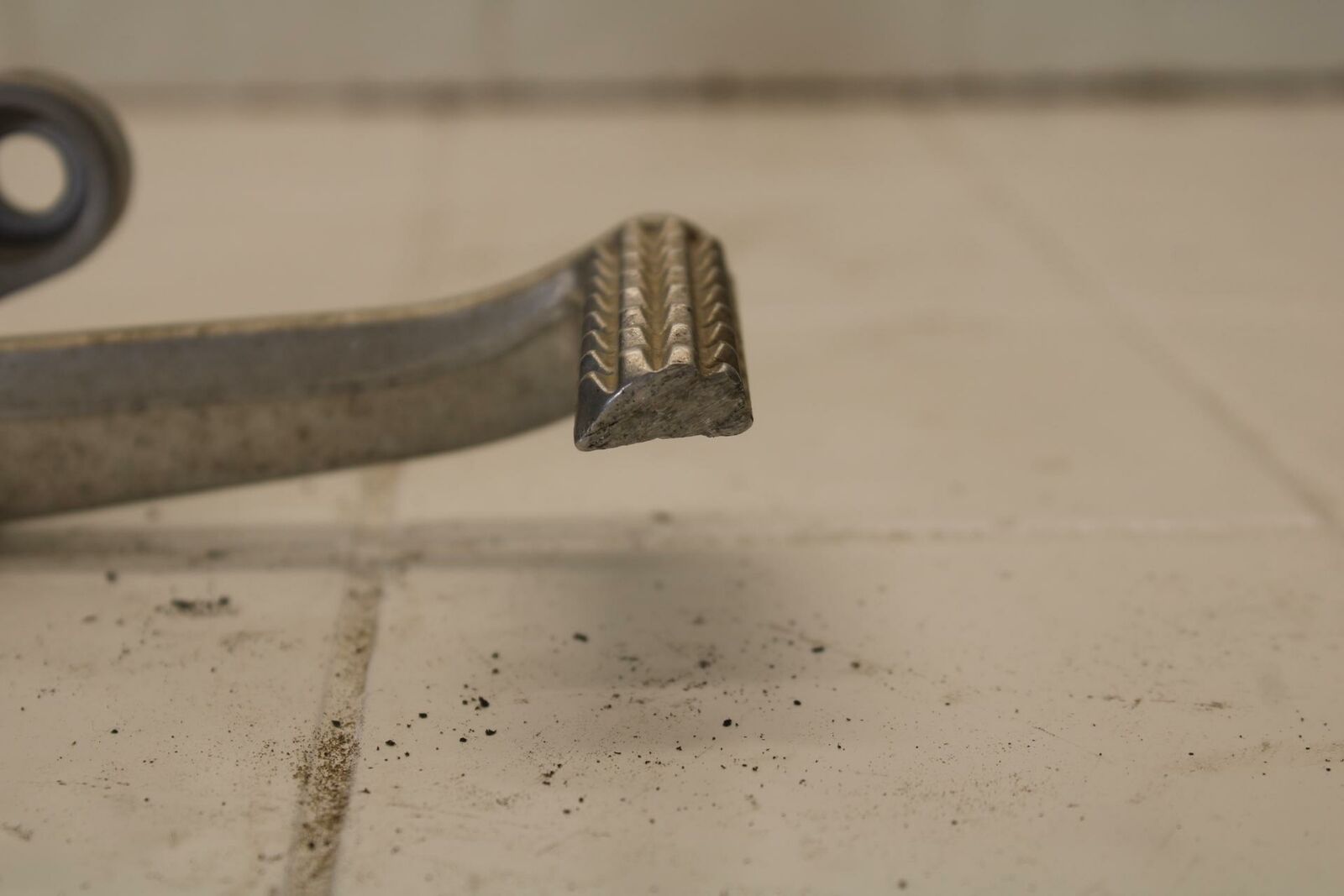 01-02 SUZUKI GSXR750 RIGHT REARSET REAR SET DRIVER FOOT PEG REST STOP BB402