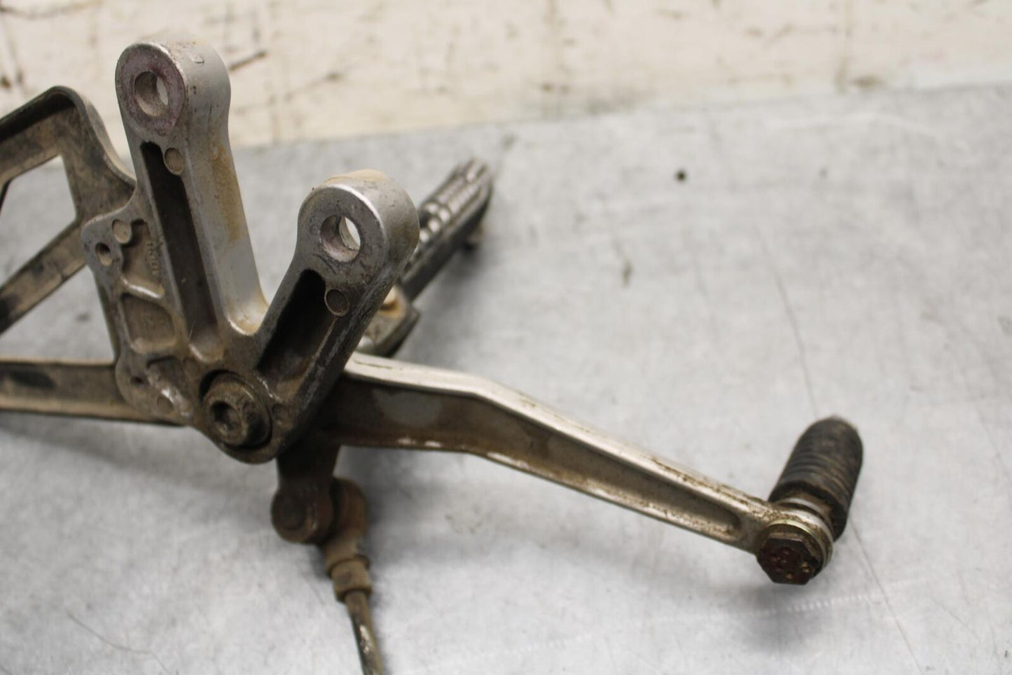 2001 Suzuki GSXR600 LEFT REARSET REAR SET DRIVER FOOT PEG REST STOP BB59