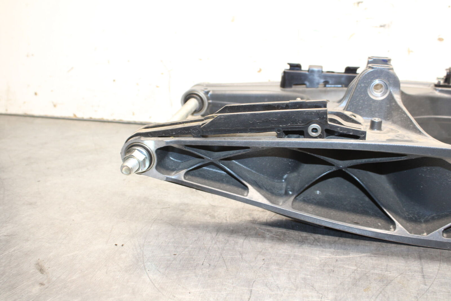 17-24 KTM 390 DUKE REAR SWINGARM BACK SUSPENSION SWING ARM BB734
